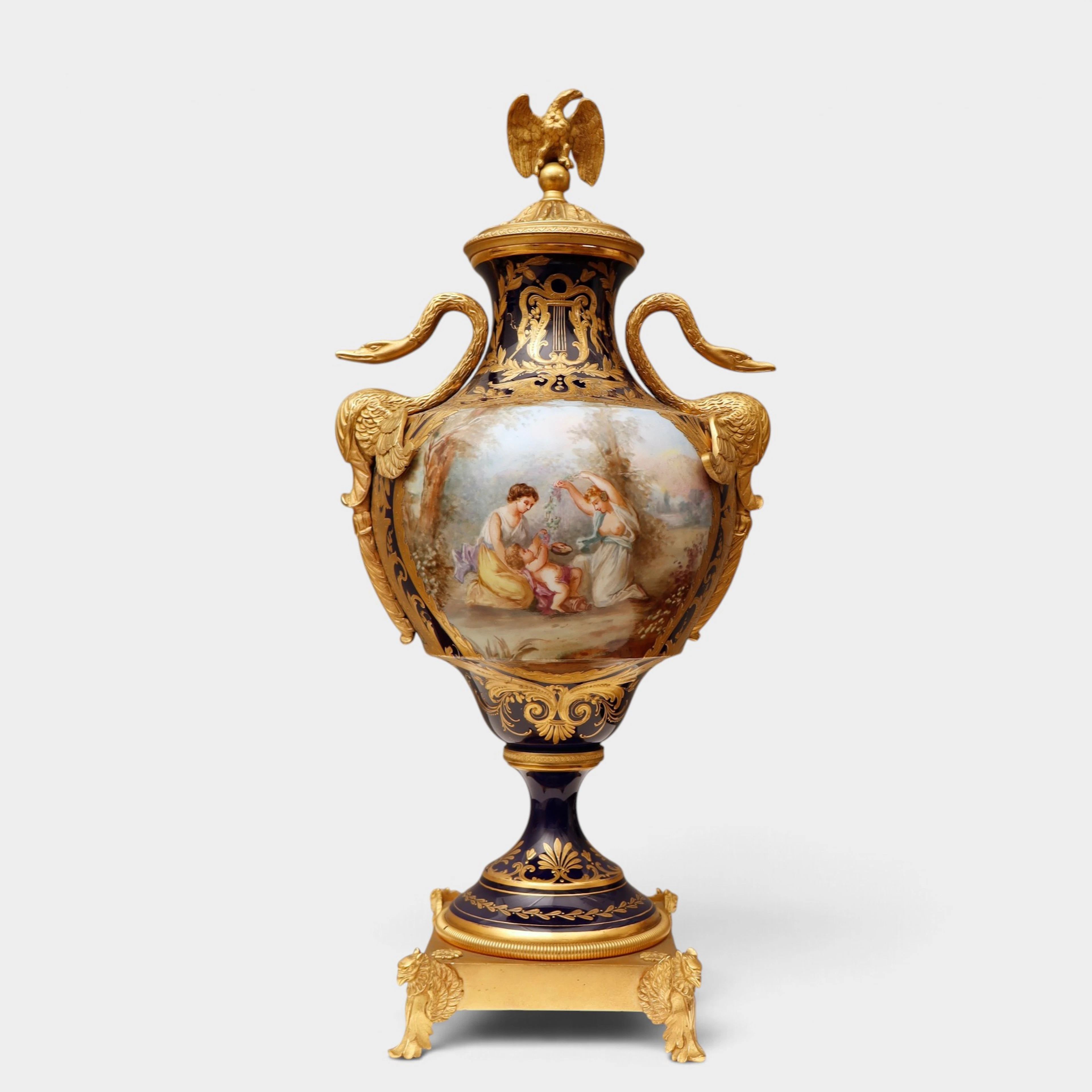 Jarrón de estilo Imperio en porcelana y bronce dorado, del siglo XX.