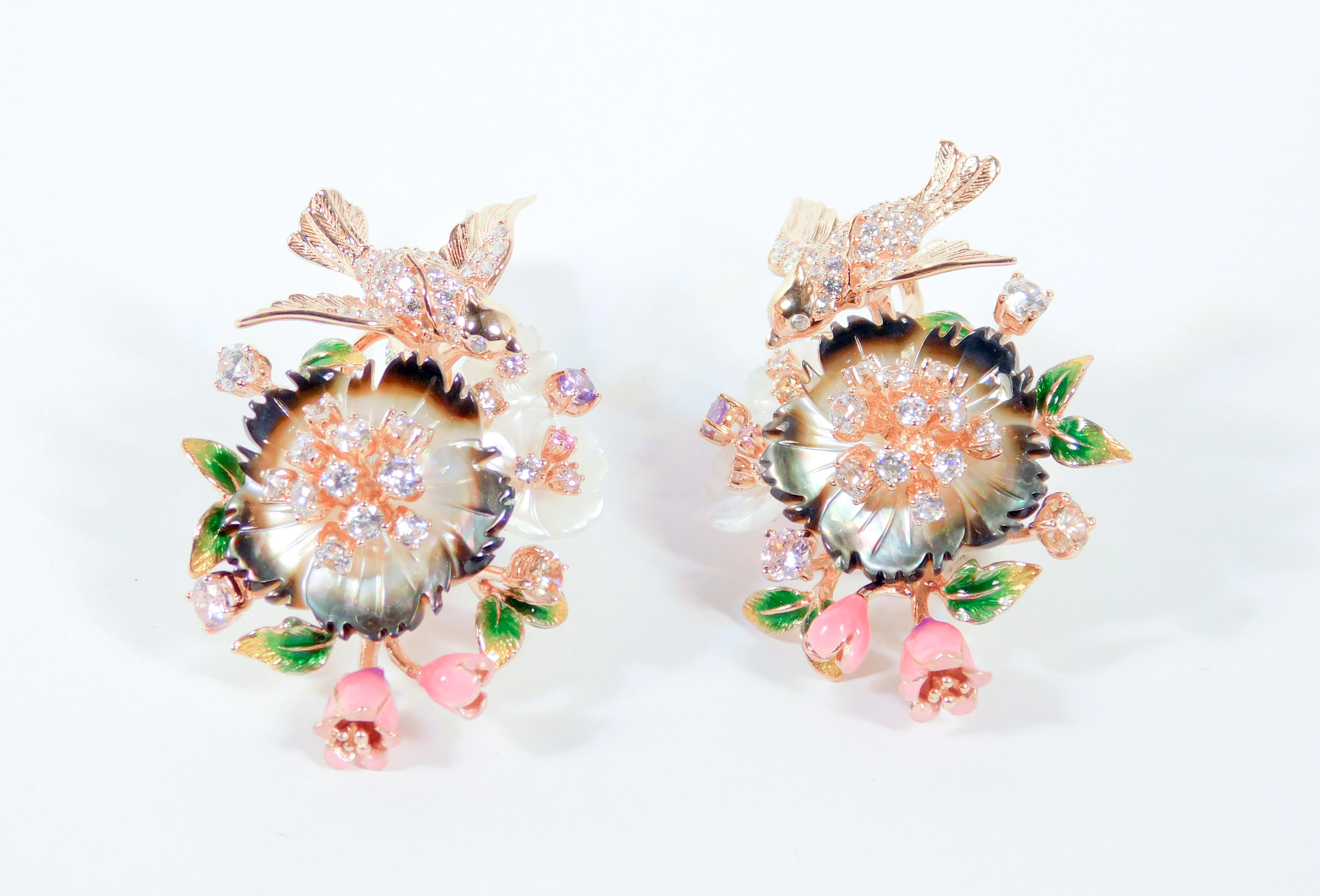 PENDIENTES DE DISEÑO AVES Y FLORES EN MADREPERLA. MONTURA DE PLATA
