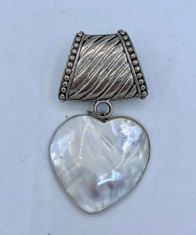 GRAN COLGANTE DE CORAZÓN DE MADREPERLA Y ENGARCE DE PLATA.