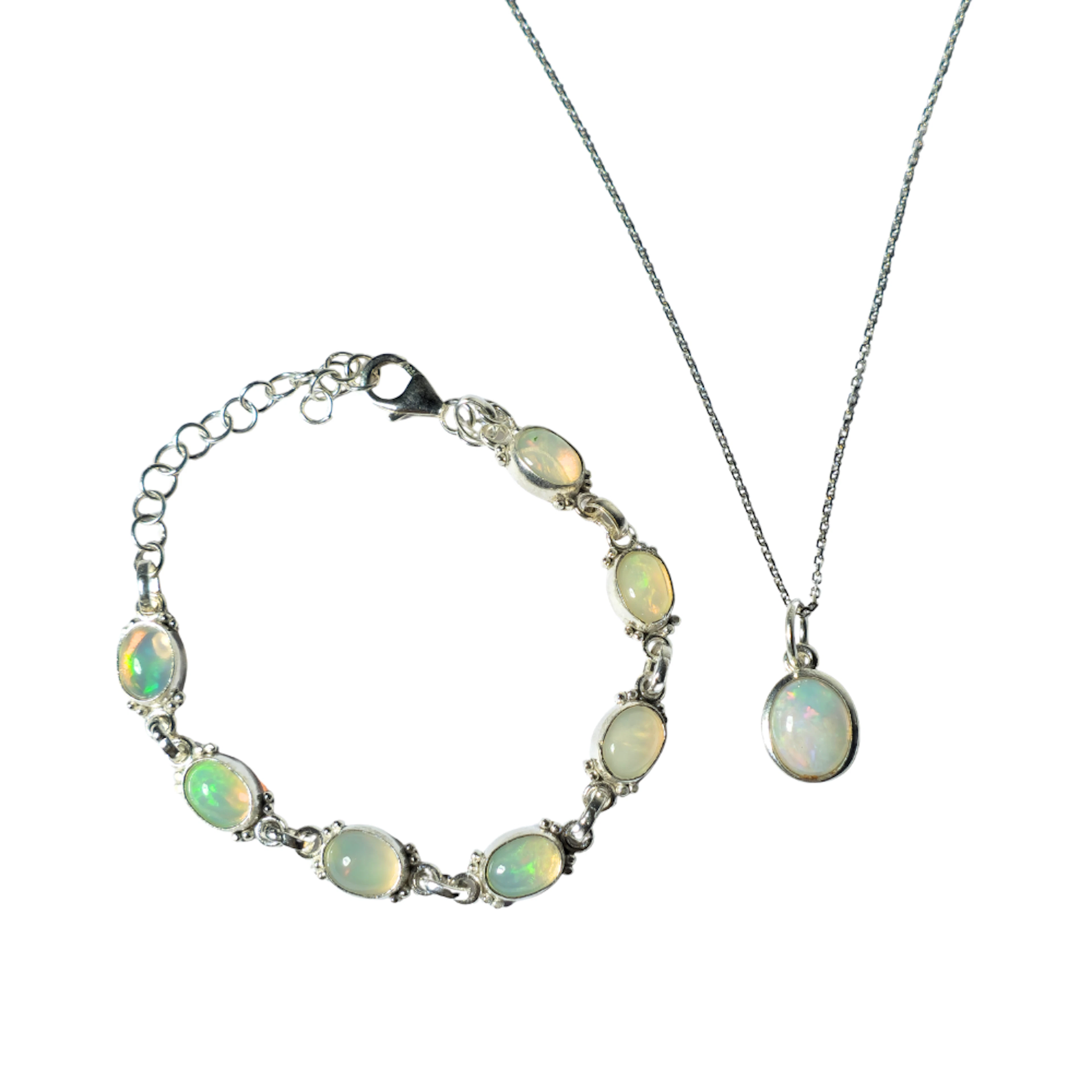 Cadena con colgante y pulsera en plata y ópalo etíope.