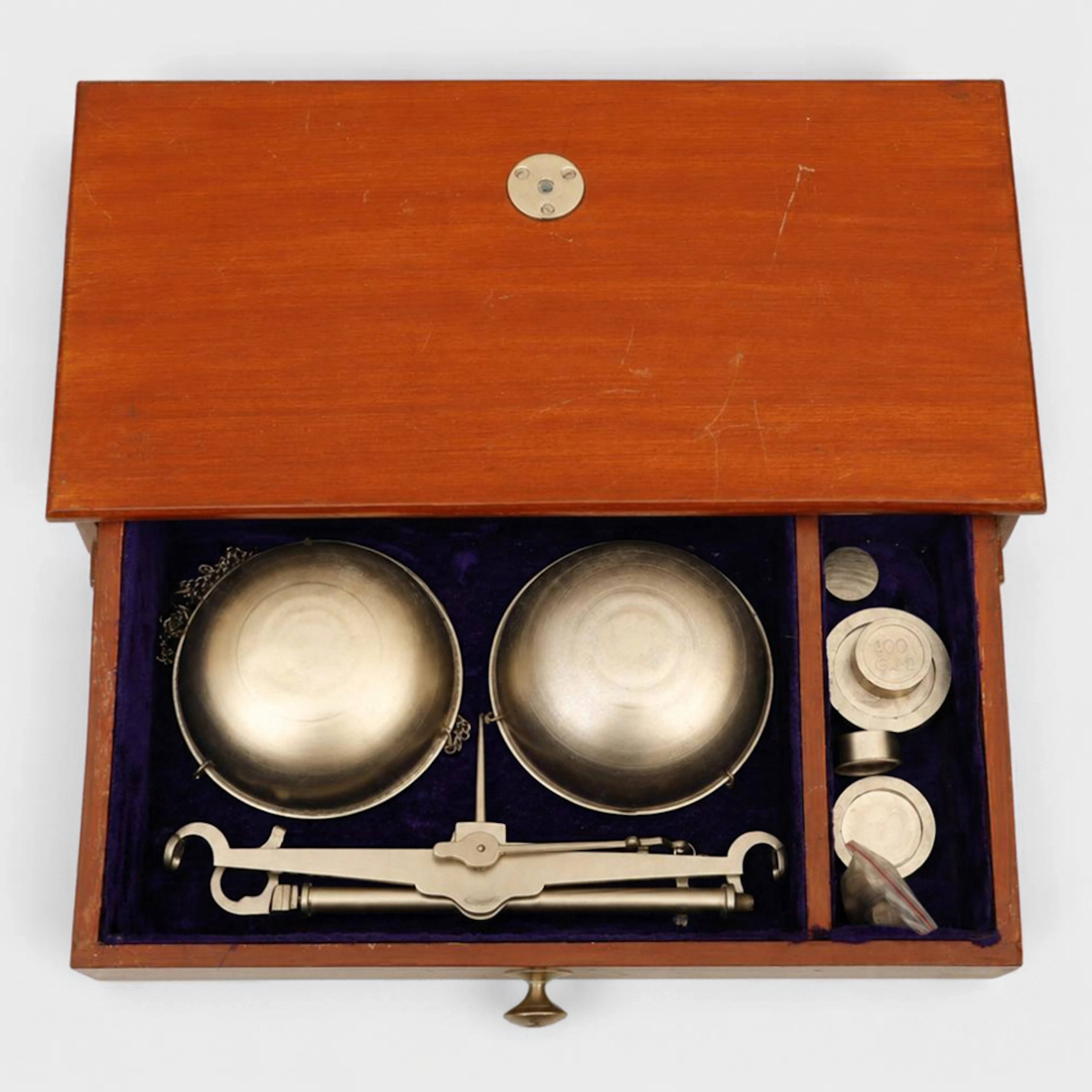 Balanza con pesas y caja de madera.