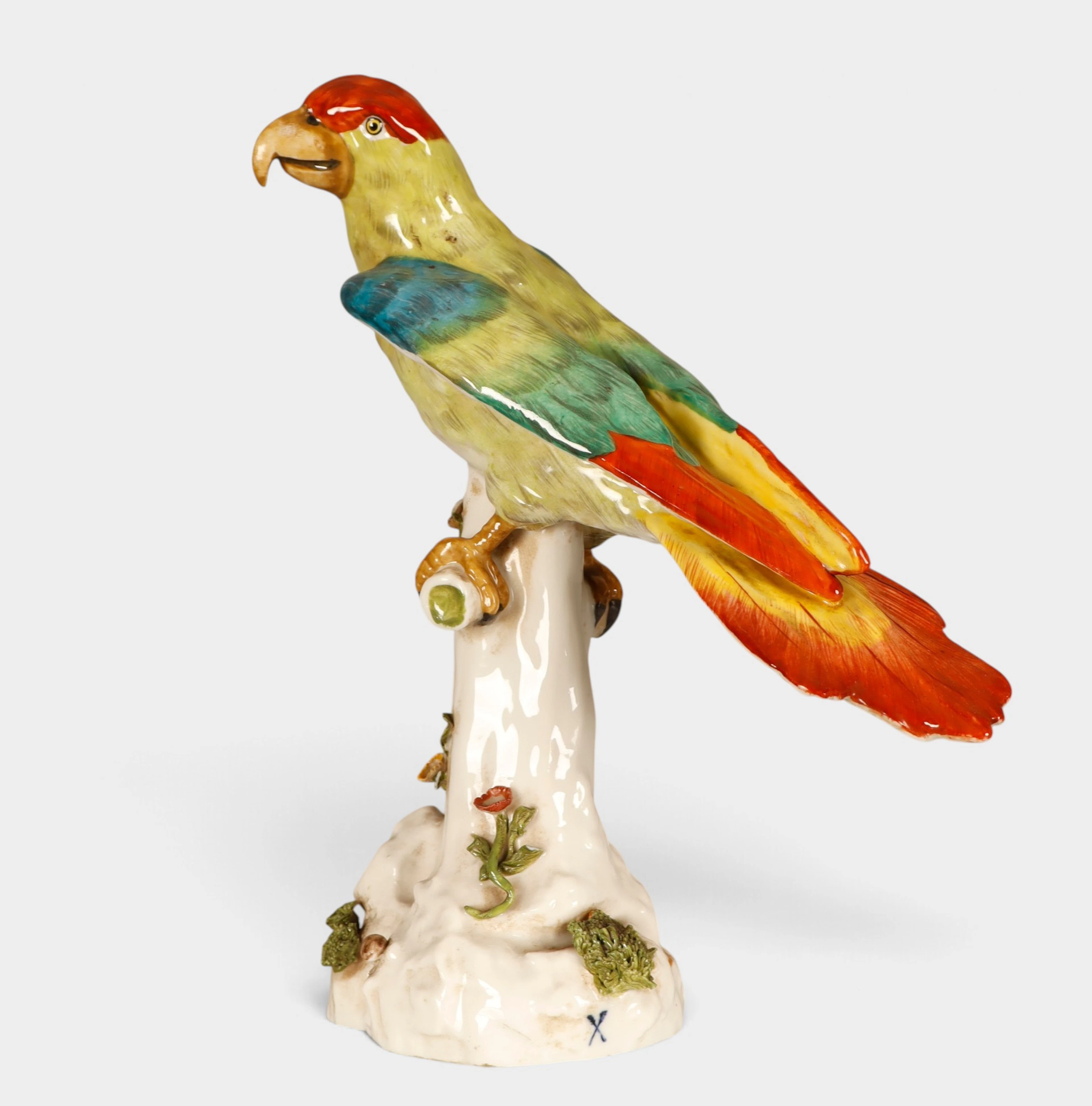 Loro en porcelana francesa, según modelos de Meissen, de mediados del siglo XX.