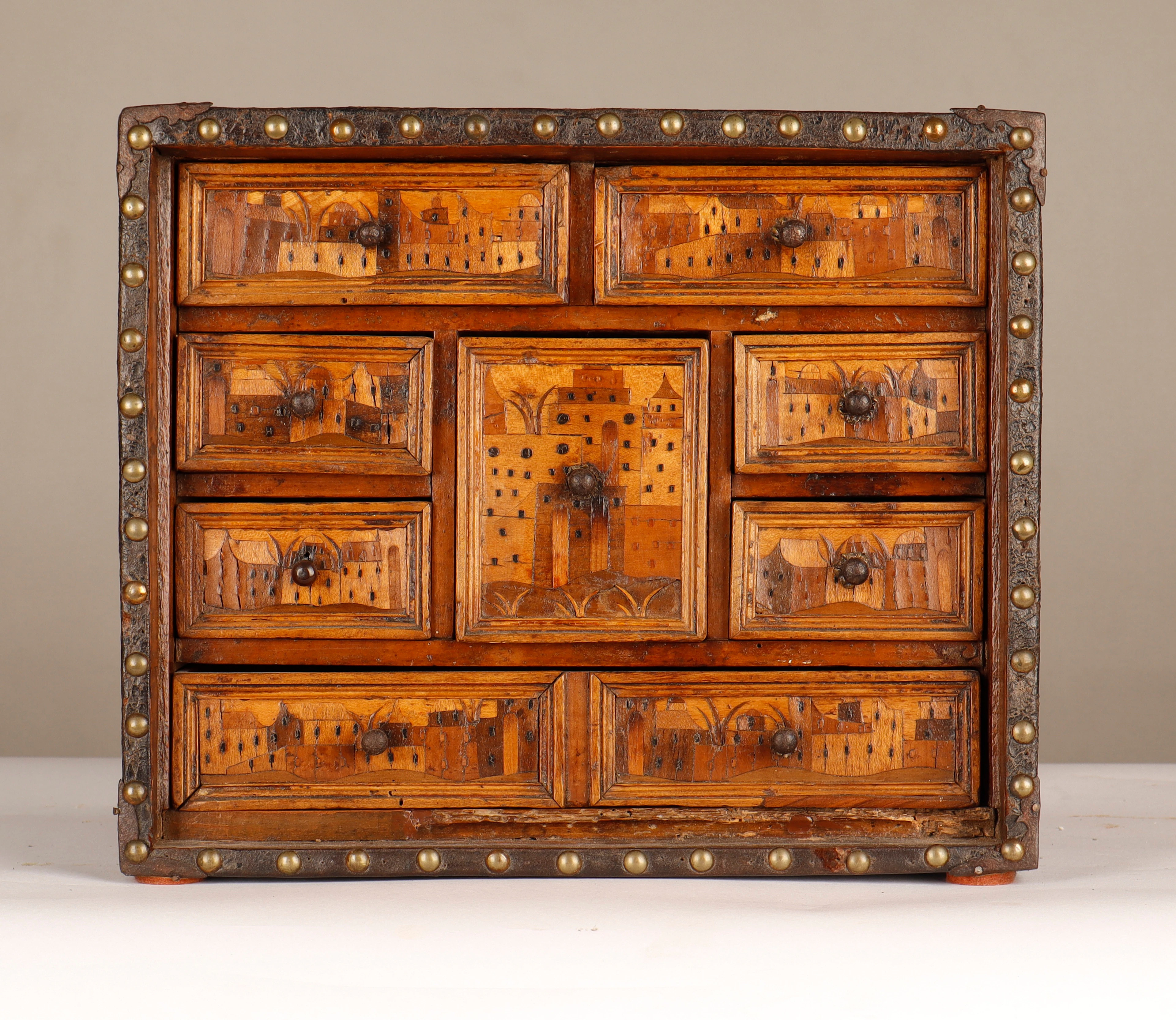 Pequeño cabinet de sobremesa alemán forrado en piel, con frente en