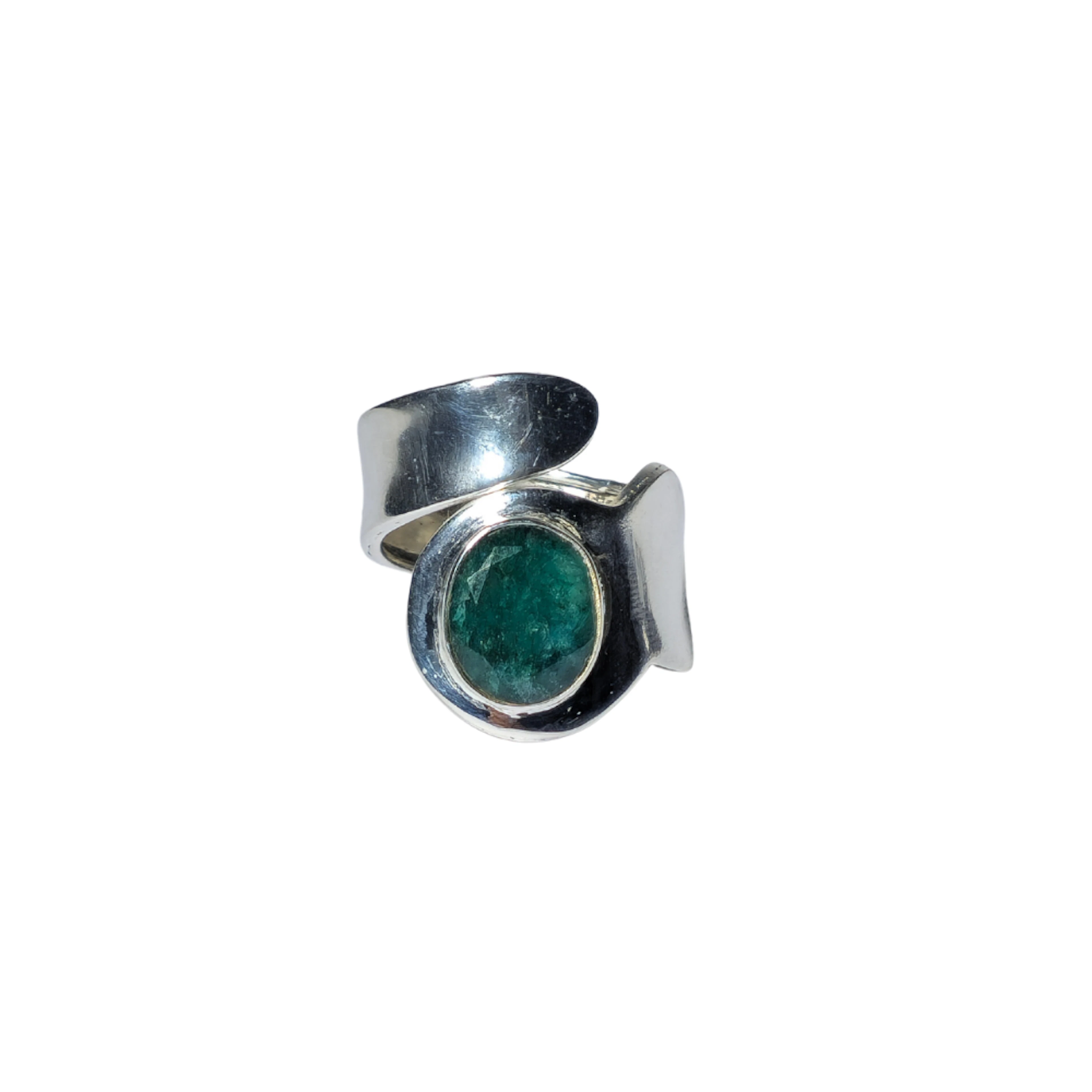 ANILLO EN PLATA Y RAÍZ DE ESMERALDA.