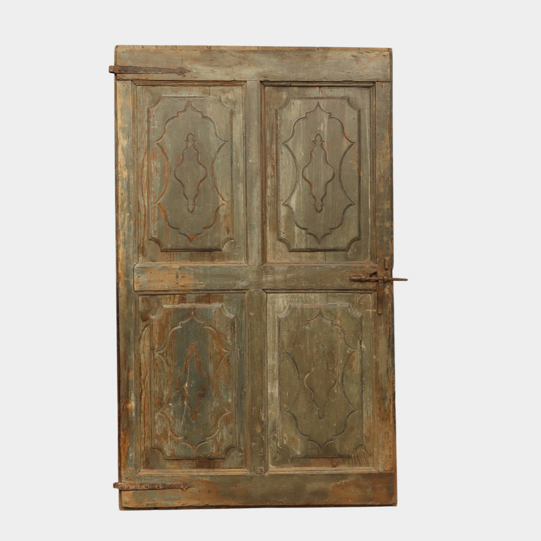 Puerta en pino pintado, con herrajes de origen, del siglo XVIII.