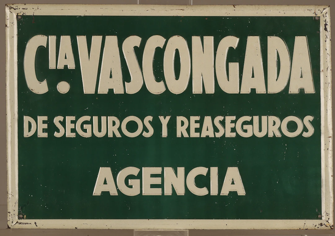 Compañía Vascongada, placa publicitaria en hojalata estampada y pintada.