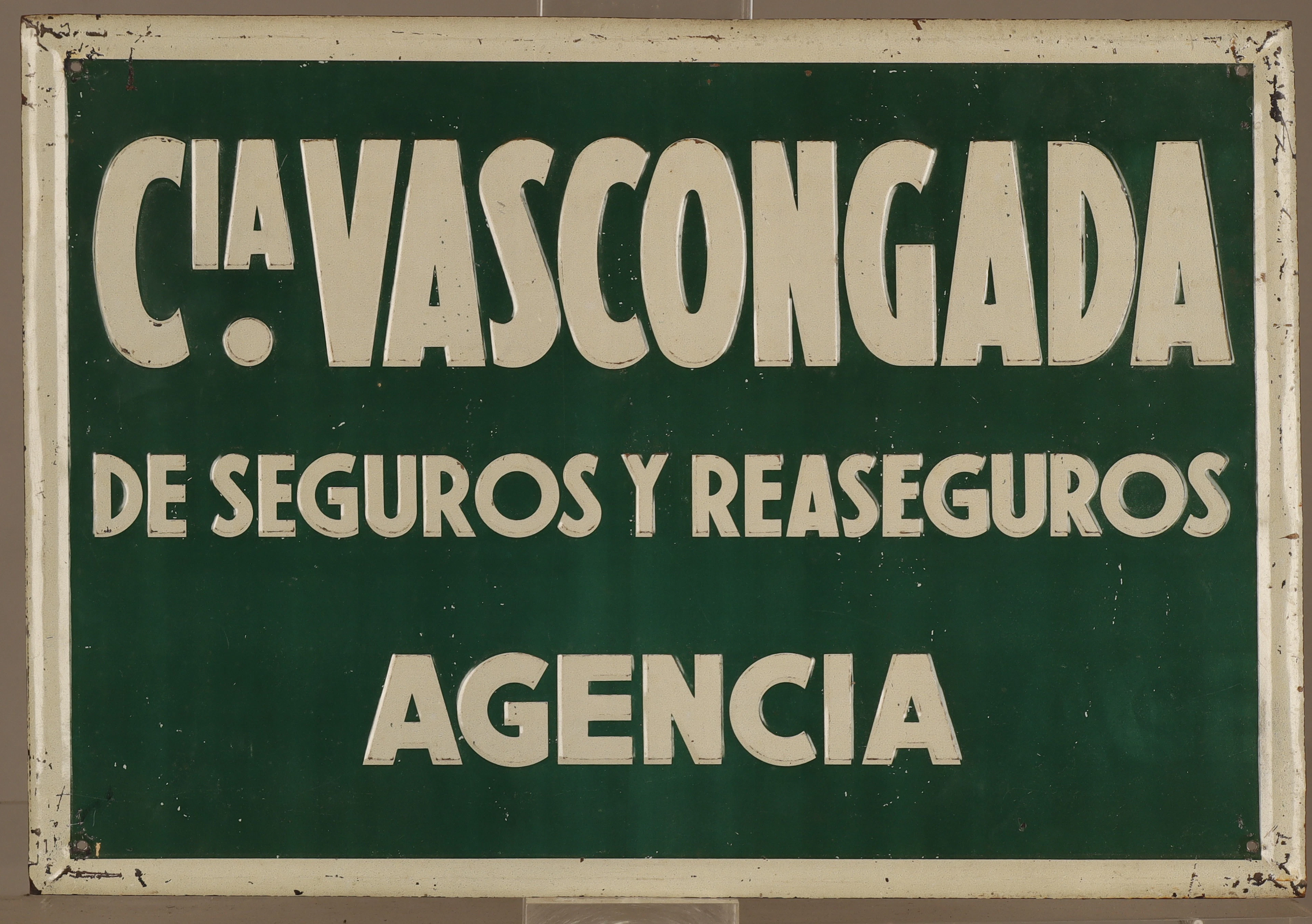 Compañía Vascongada, placa publicitaria en hojalata estampada y pintada.
