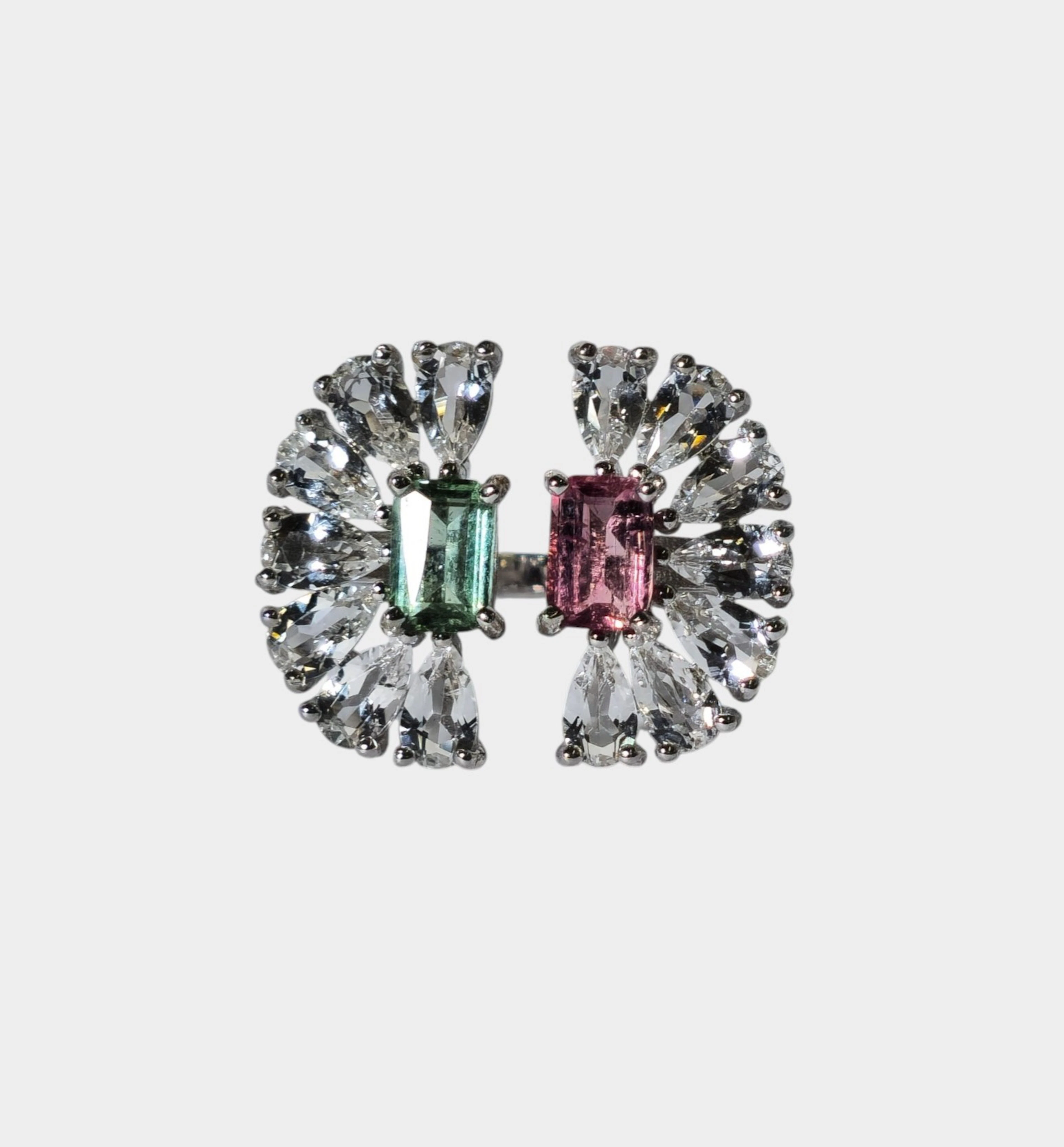 Sortija en plata con dos turmalinas, topacios y diamantes.