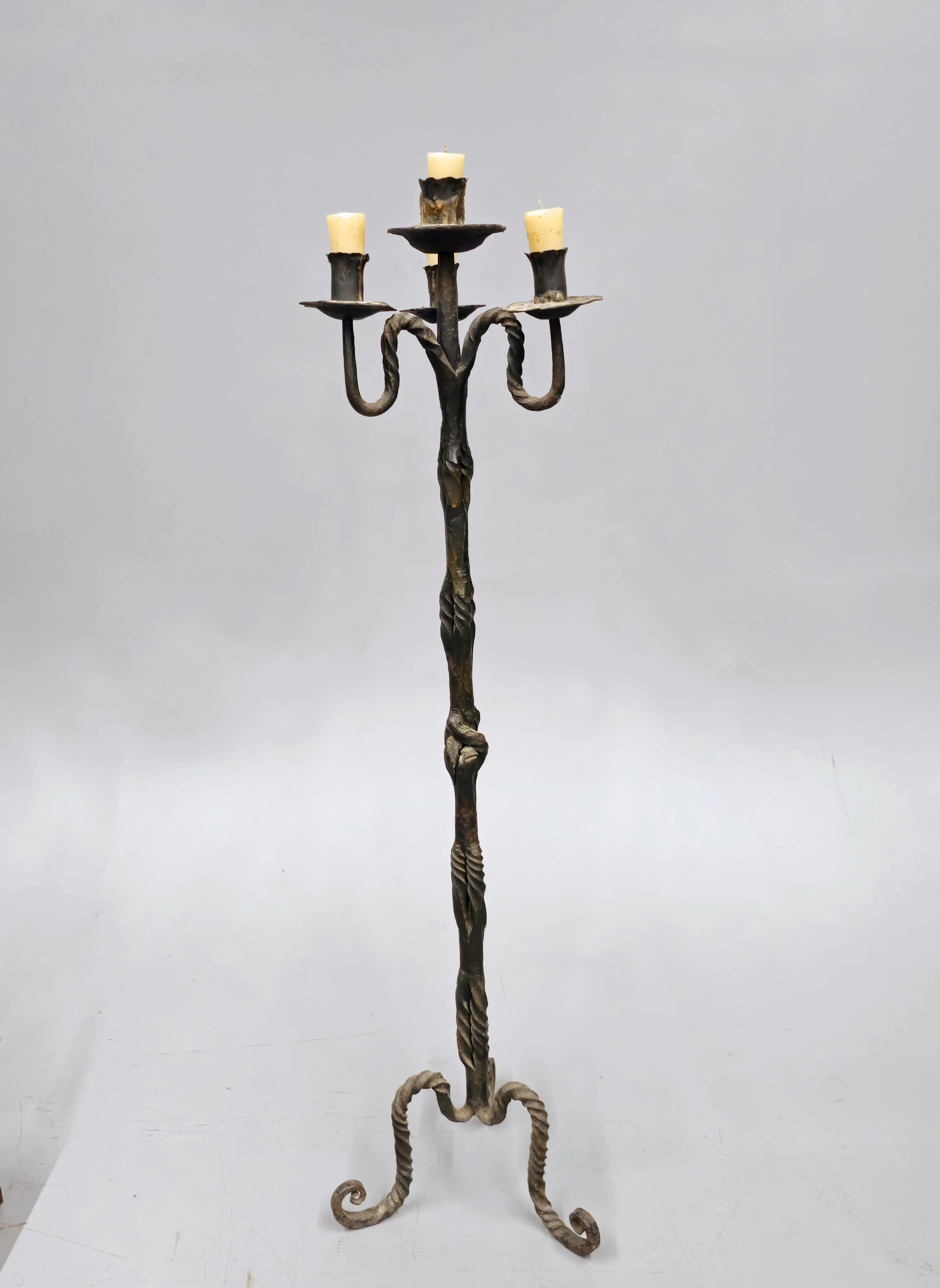 GRAN CANDELABRO DE 4 LUCES. HIERRO FORJADO. SIGLO XX.