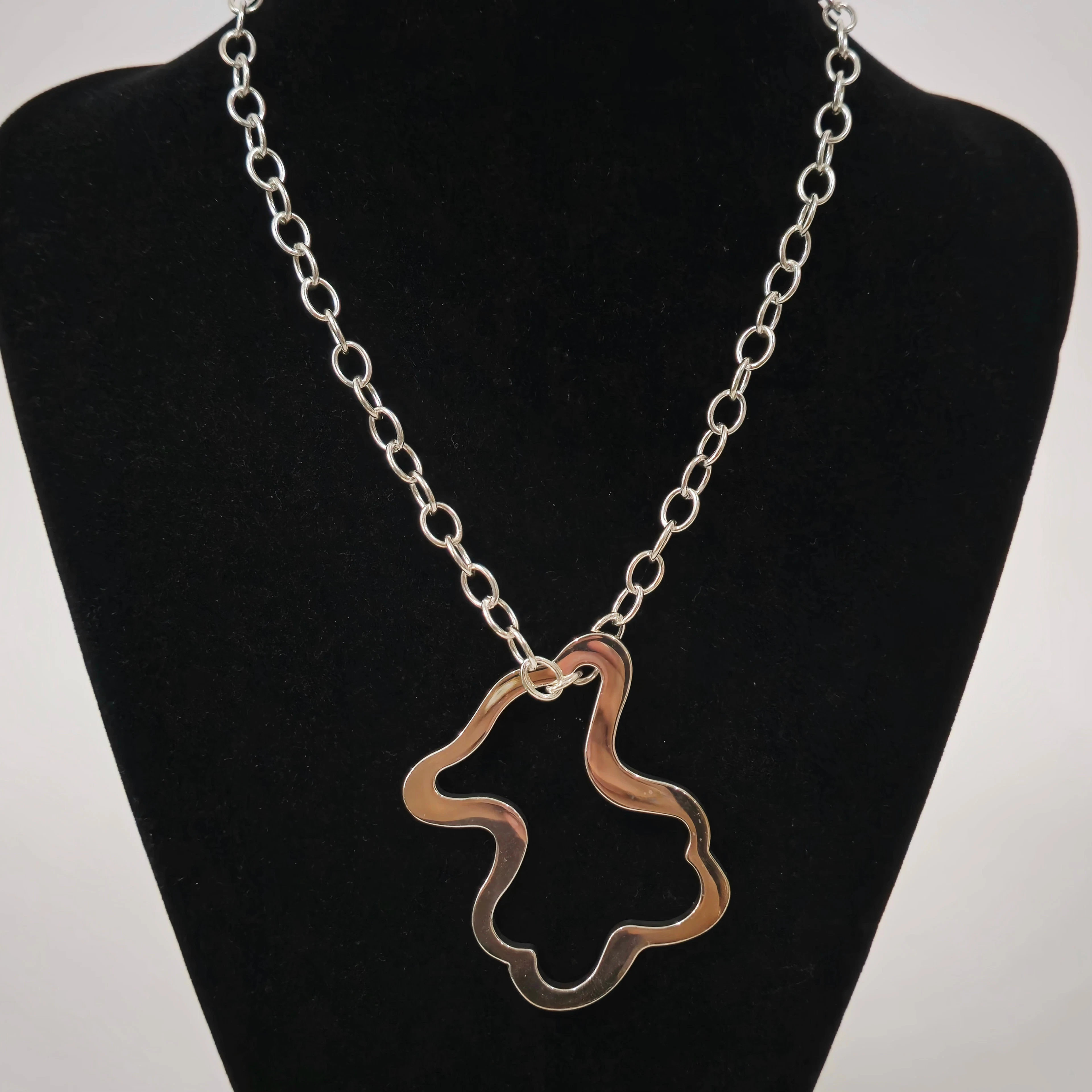 TOUS. COLLAR EN PLATA CON ESLABONES Y COLGANTE.