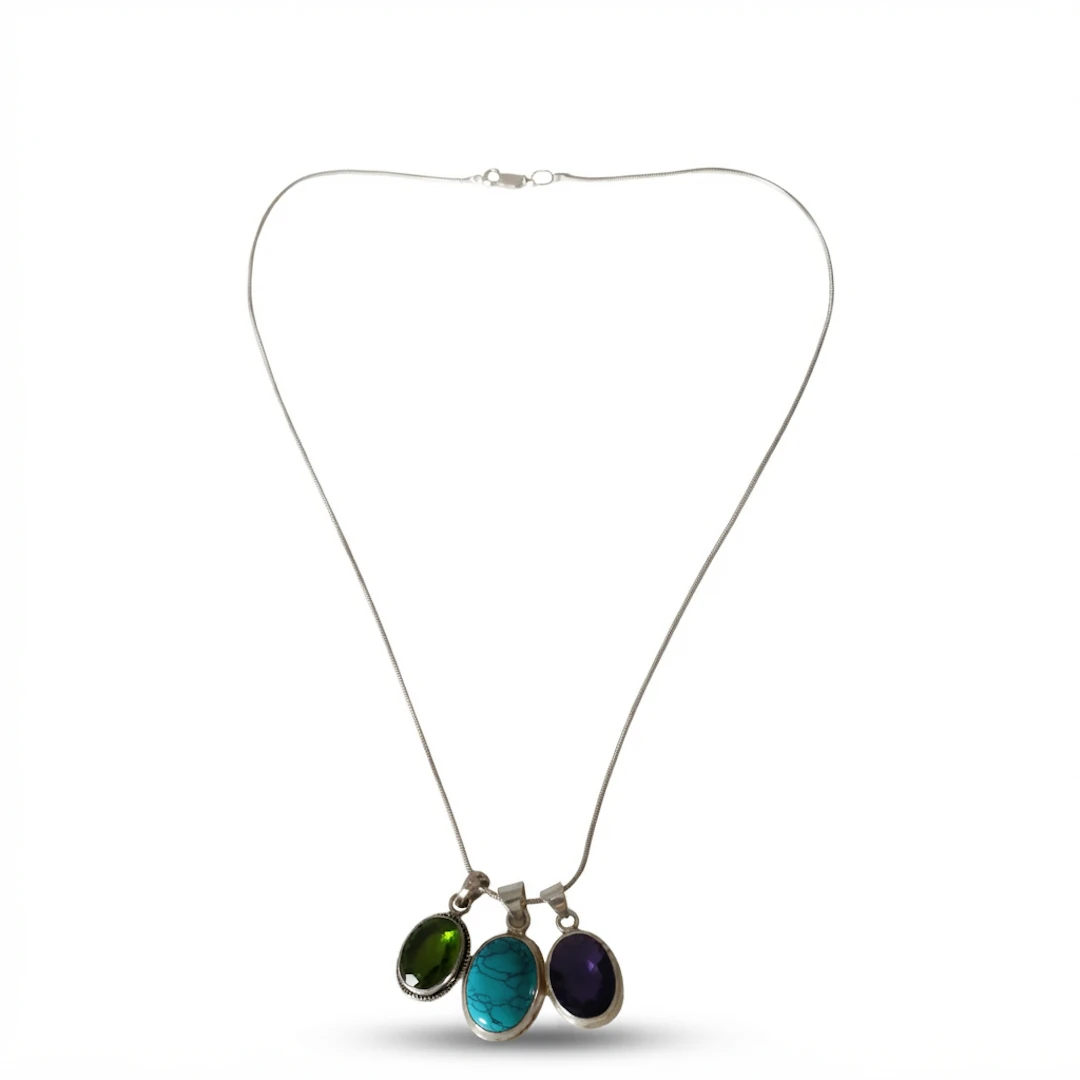 Cadena y tres colgantes en plata, olivina, amatista y turquesa.