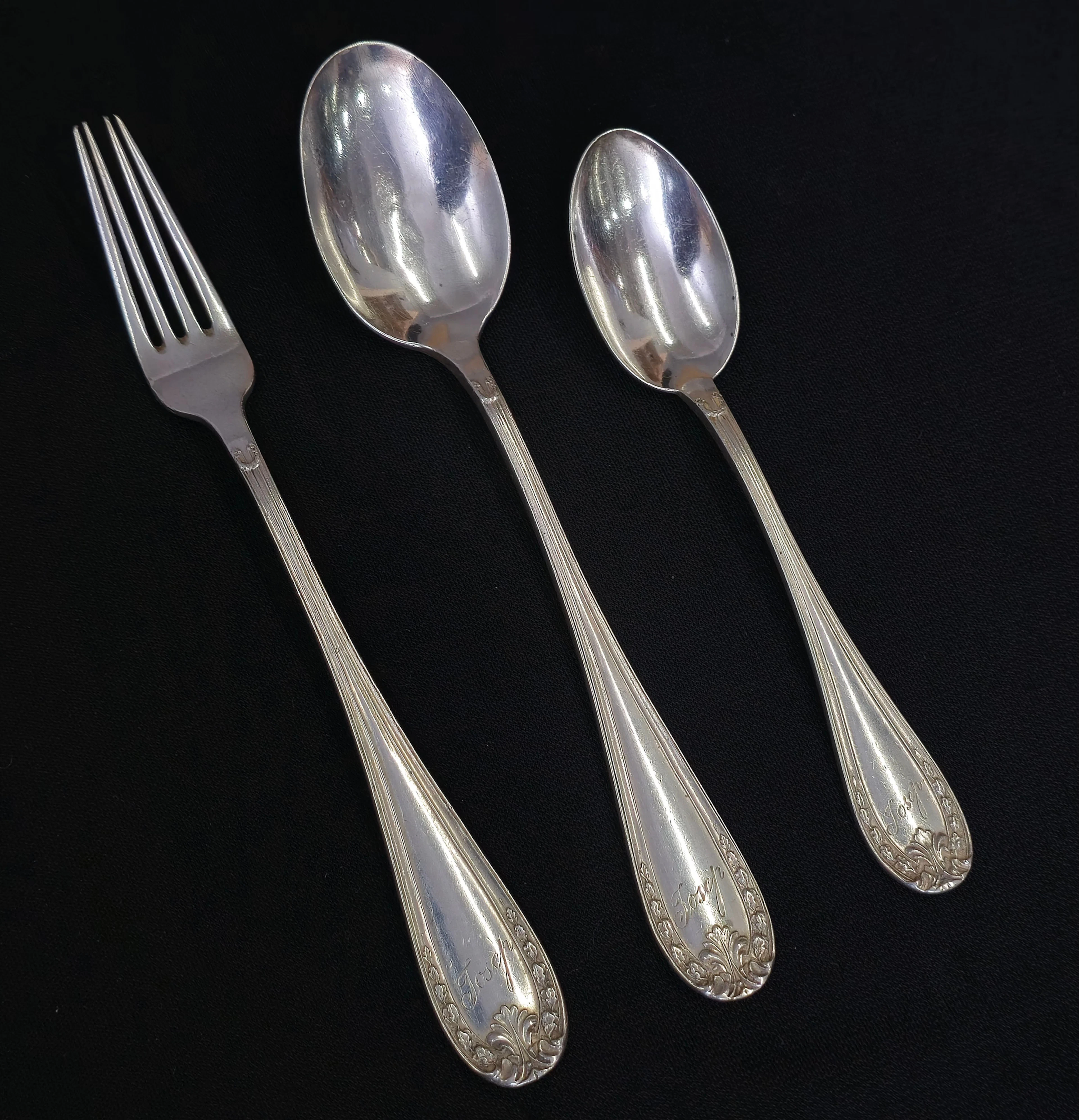 MASRIERA Y CARRERA. TRES CUBIERTOS DE COMUNIÓN EN PLATA.