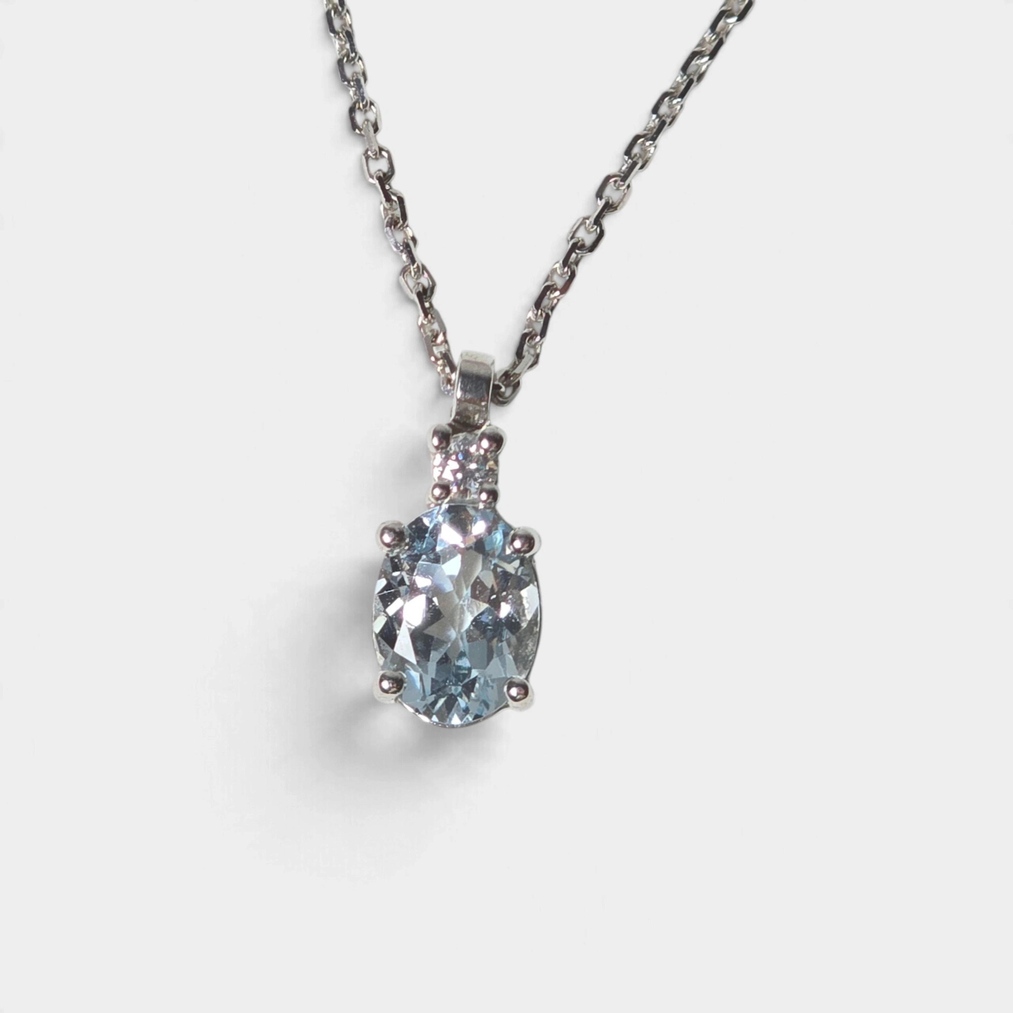 Cadena y colgante en plata, aguamarina y diamante.
