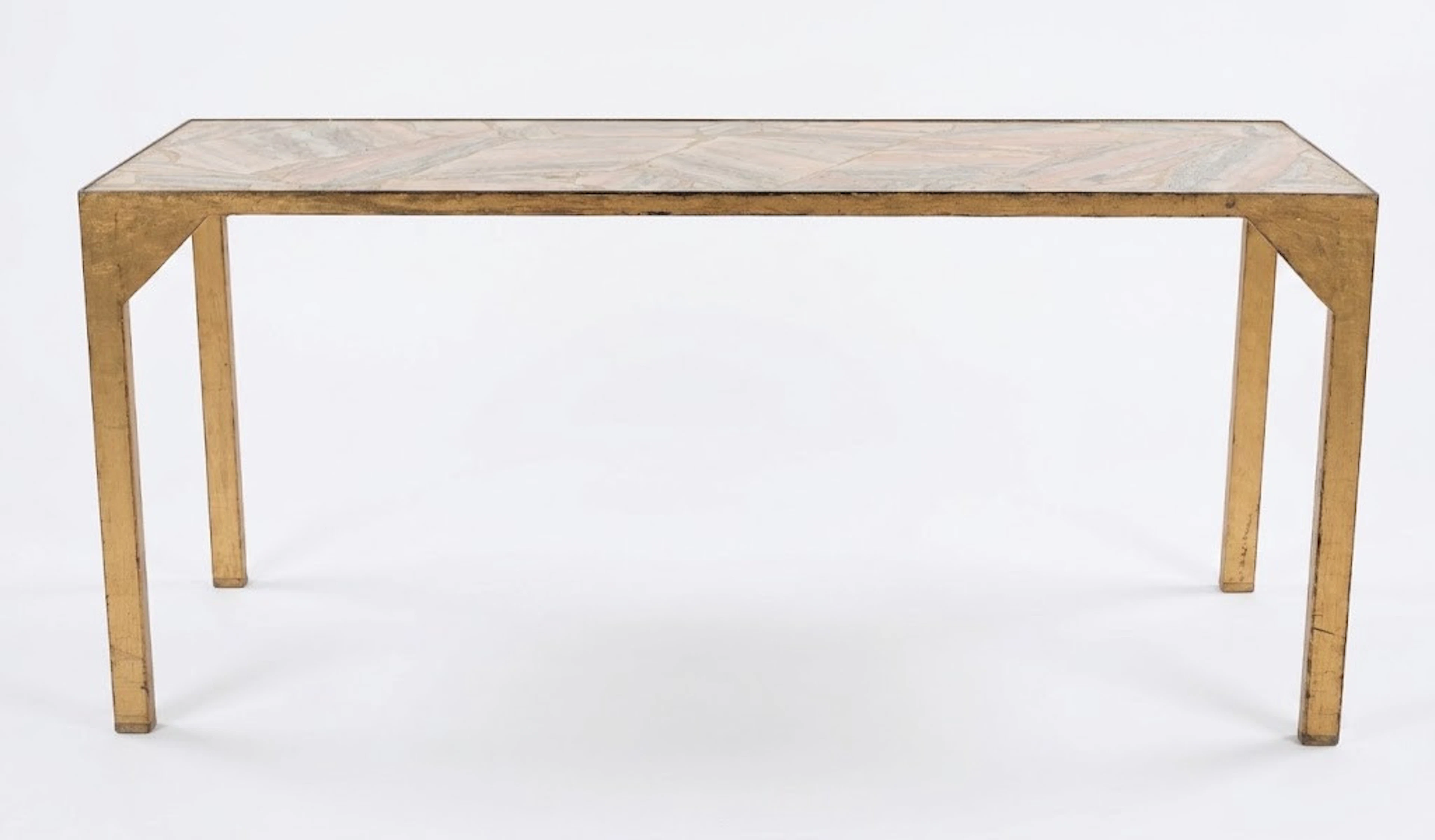 Mesa de centro vintage en hierro con sobre de mármol rosa, hacia 1960.