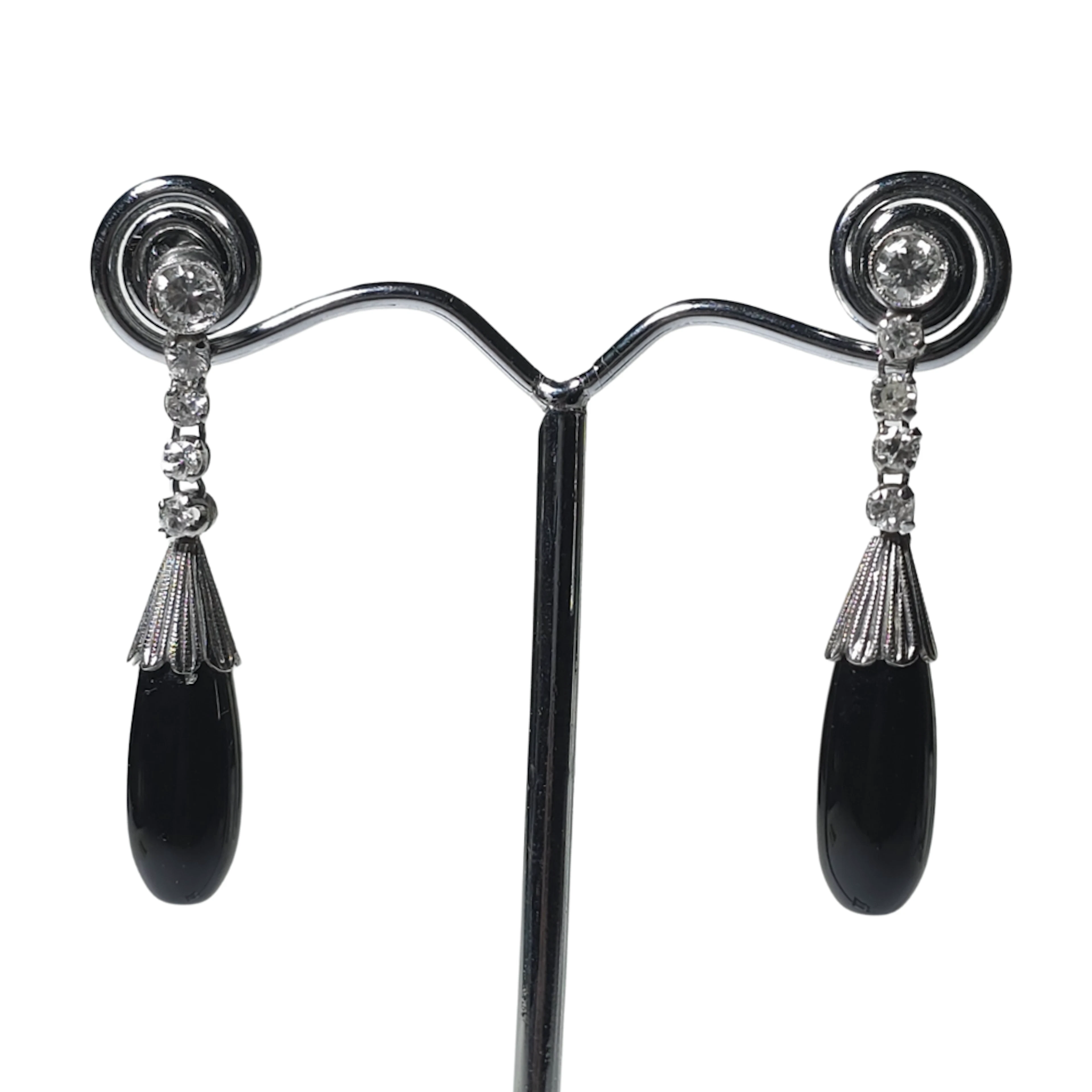 PENDIENTES LARGOS ESTILO ART DÉCO CON ÓNIX Y DIAMANTES.