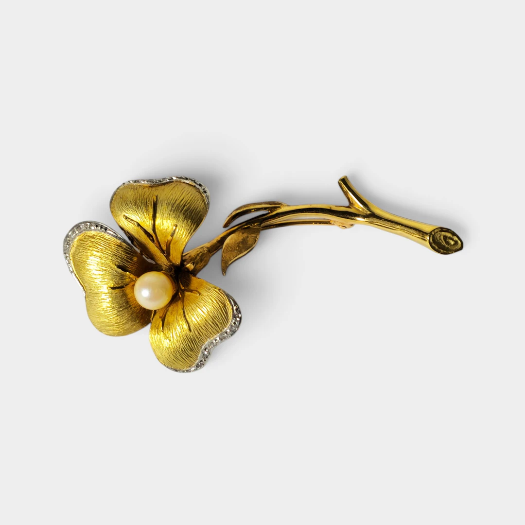 Broche en oro de 18K,con brillantes y perla cultivada.