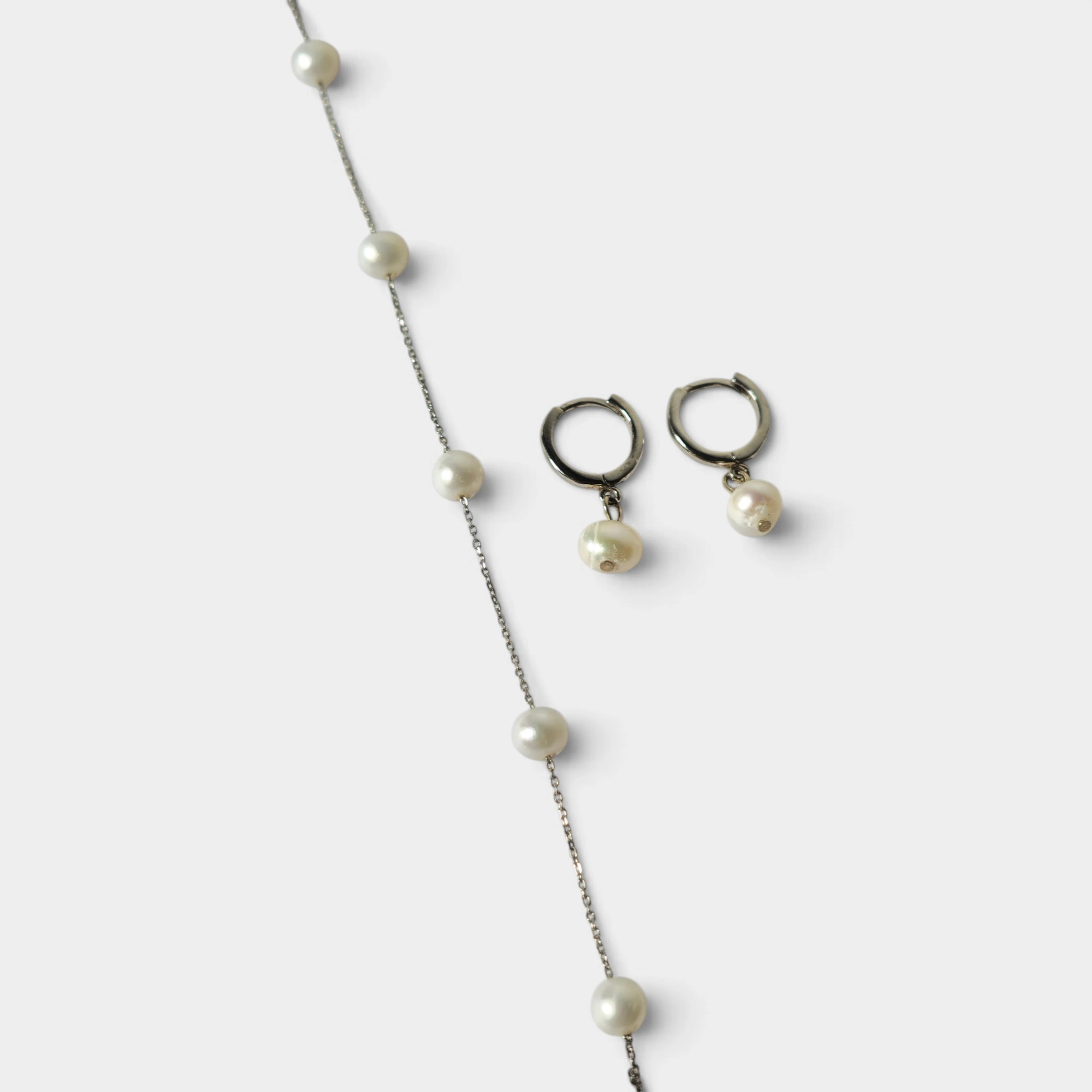 Pulsera y pendientes en plata y perlas.