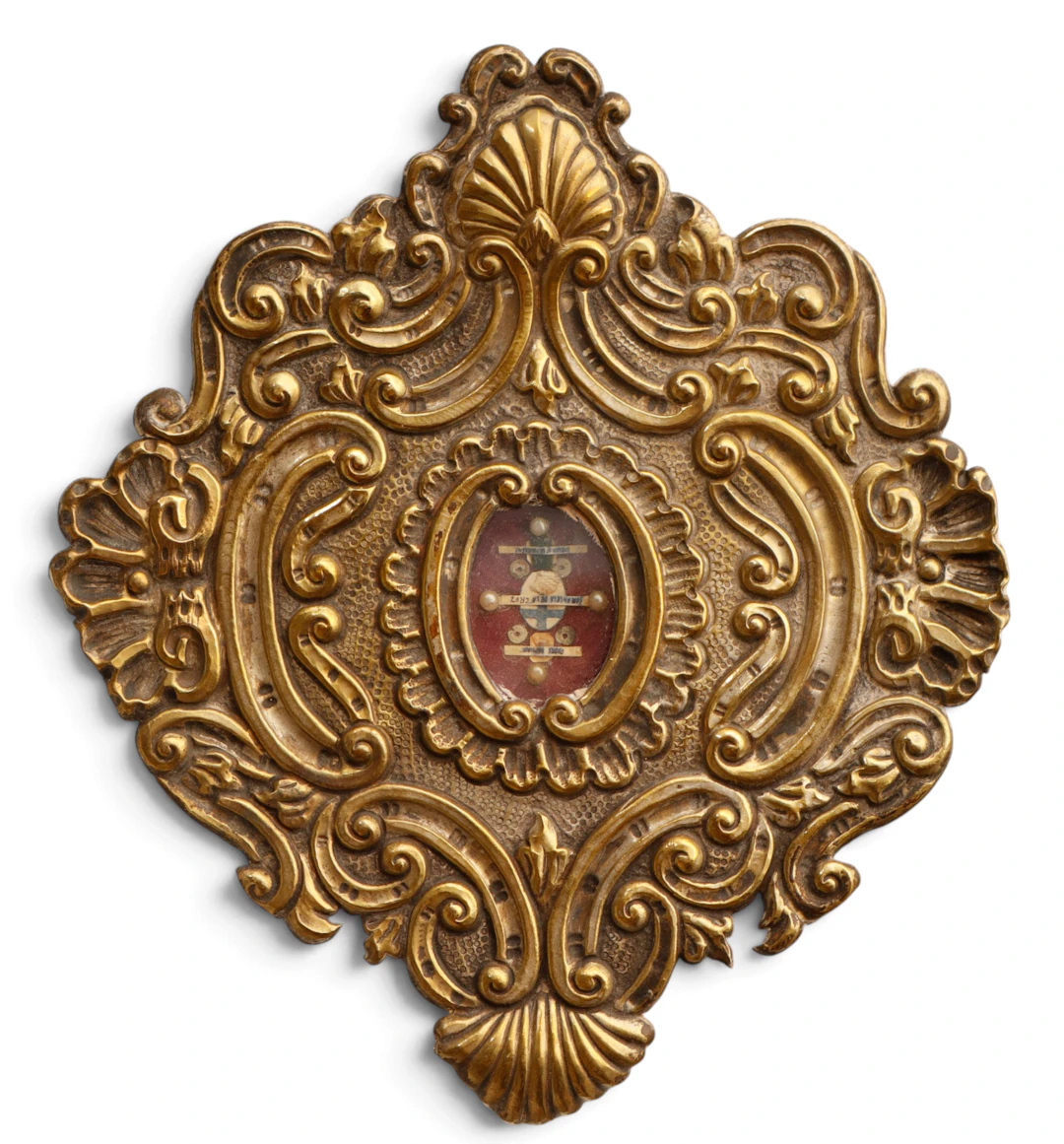 Placa relicario sevillana en metal plateado, del siglo XX.