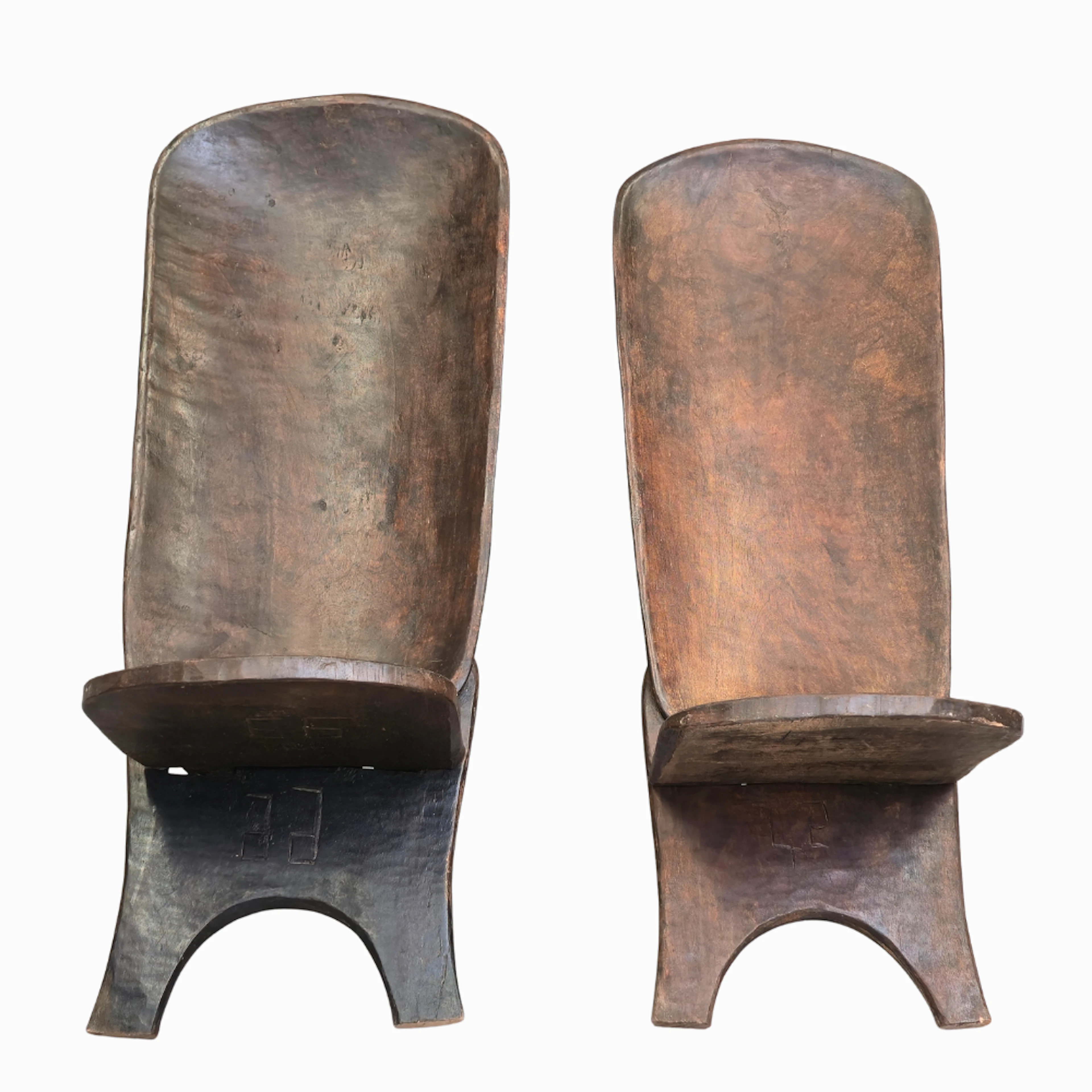 Pareja de sillas africanas con detalle animal tallado en madera.