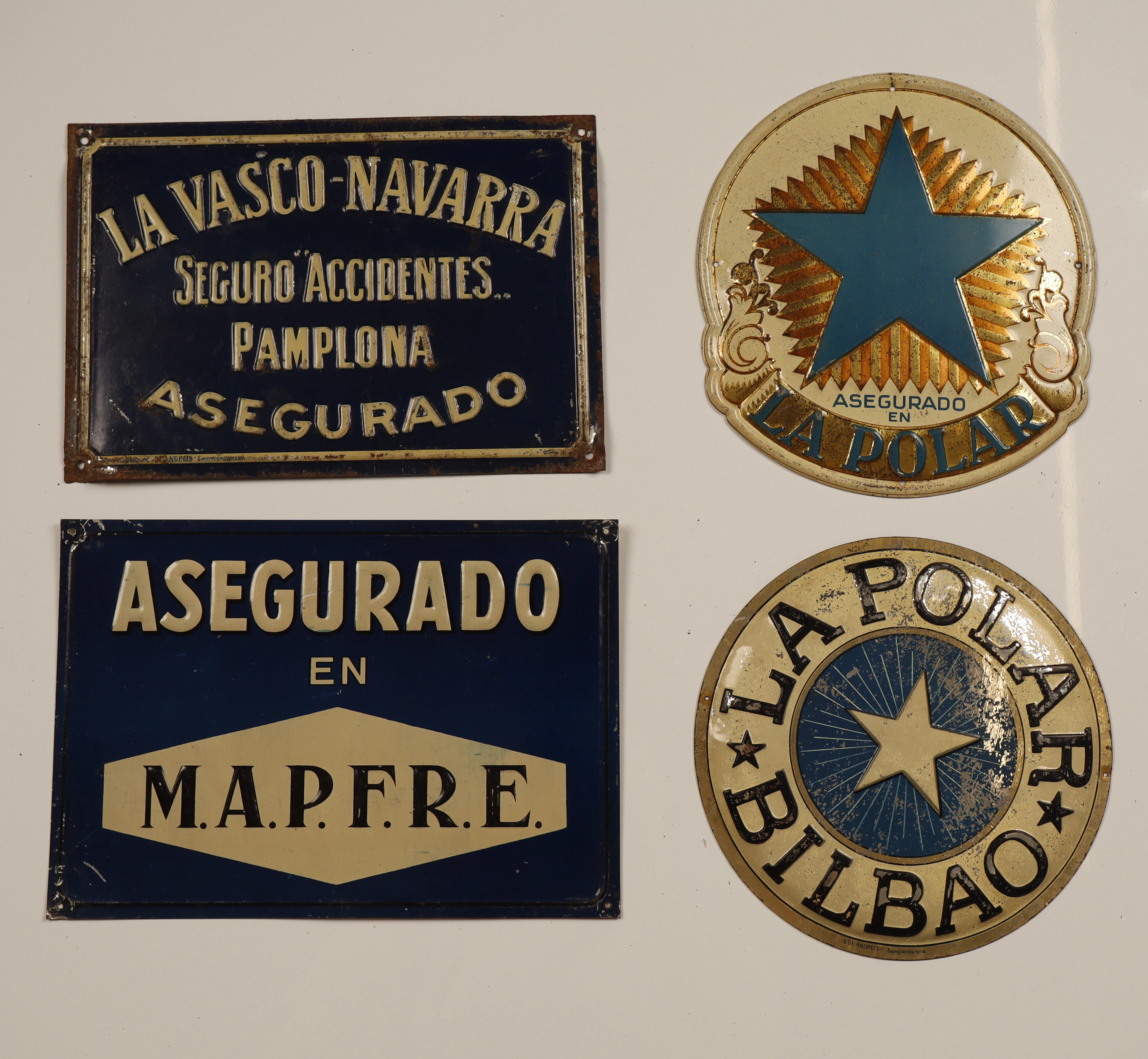 La Polar y otros, 4 placas publicitarias en hojalata estampada y pintada.