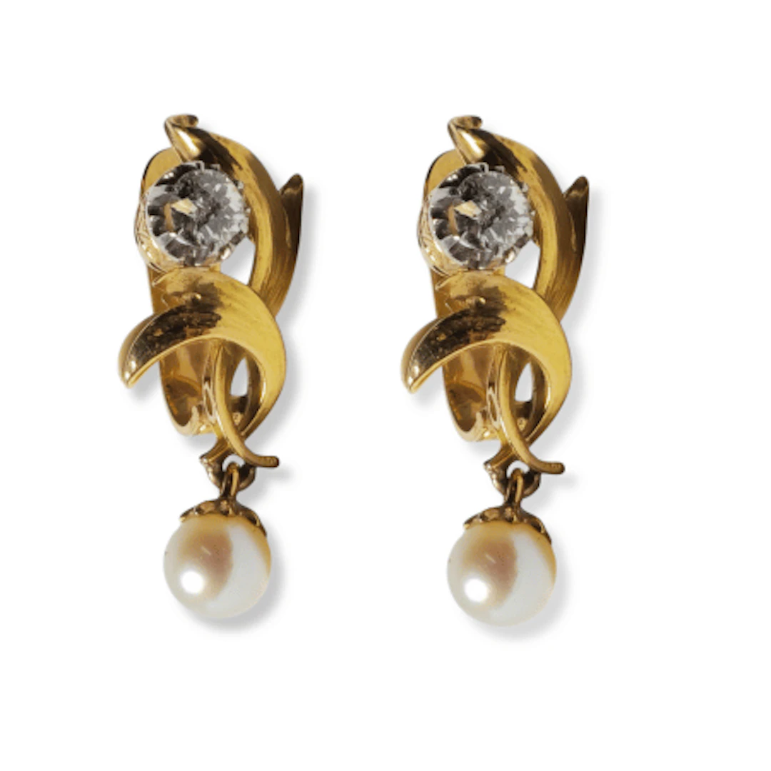 Pendientes en oro amarillo de 18K con perla cultivada y diamante.