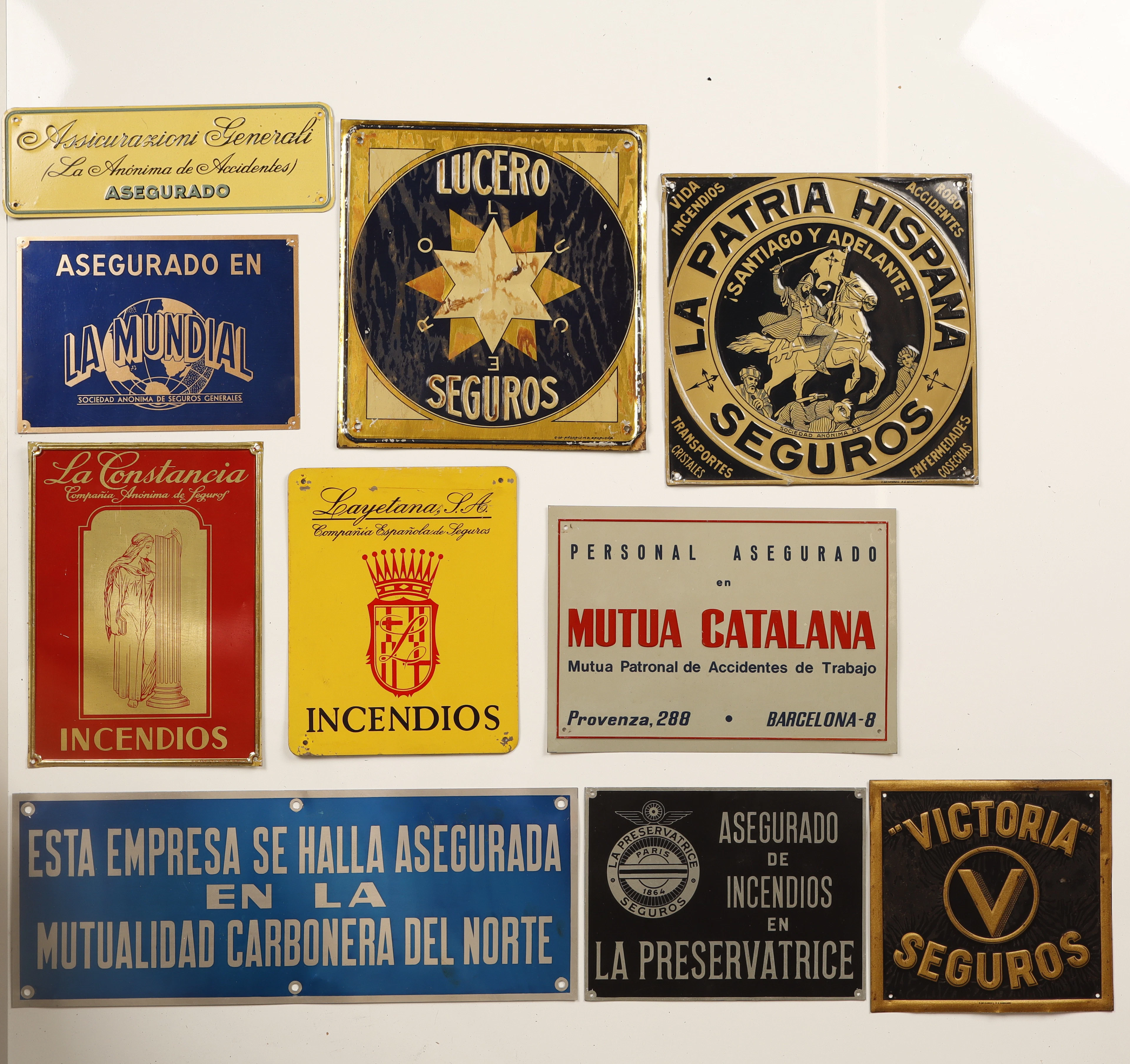 Victoria y otros, 10 placas publicitarias en hojalata estampada y pintada.