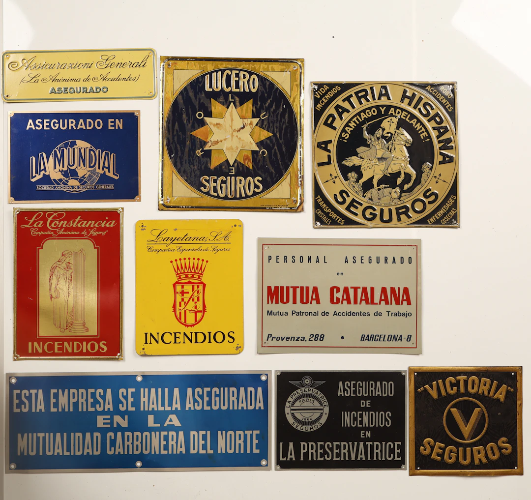 Victoria y otros, 10 placas publicitarias en hojalata estampada y pintada.