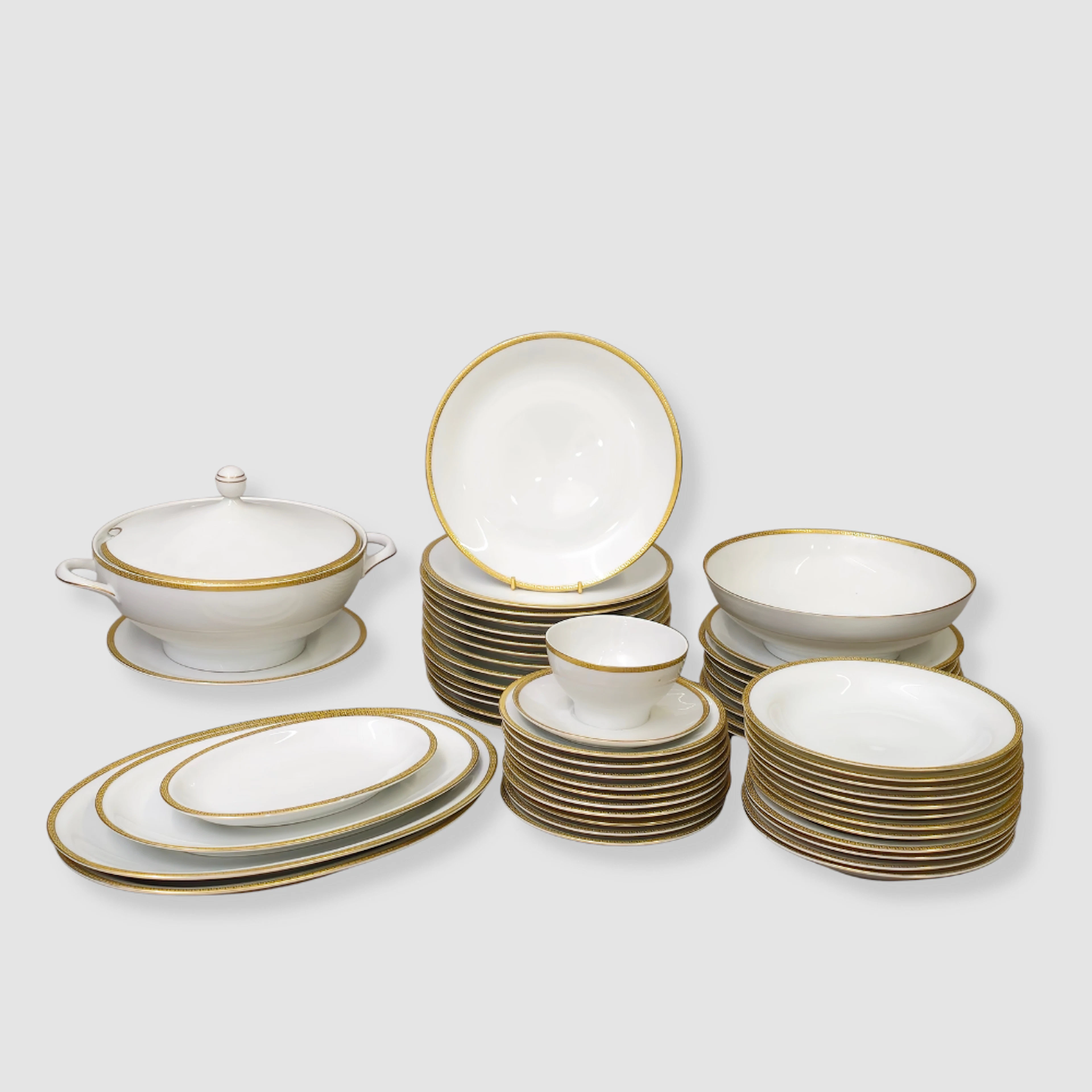 WINTERLING BAVARIA. VAJILLA DE PORCELANA CON FILO DORADO Y GRECA.