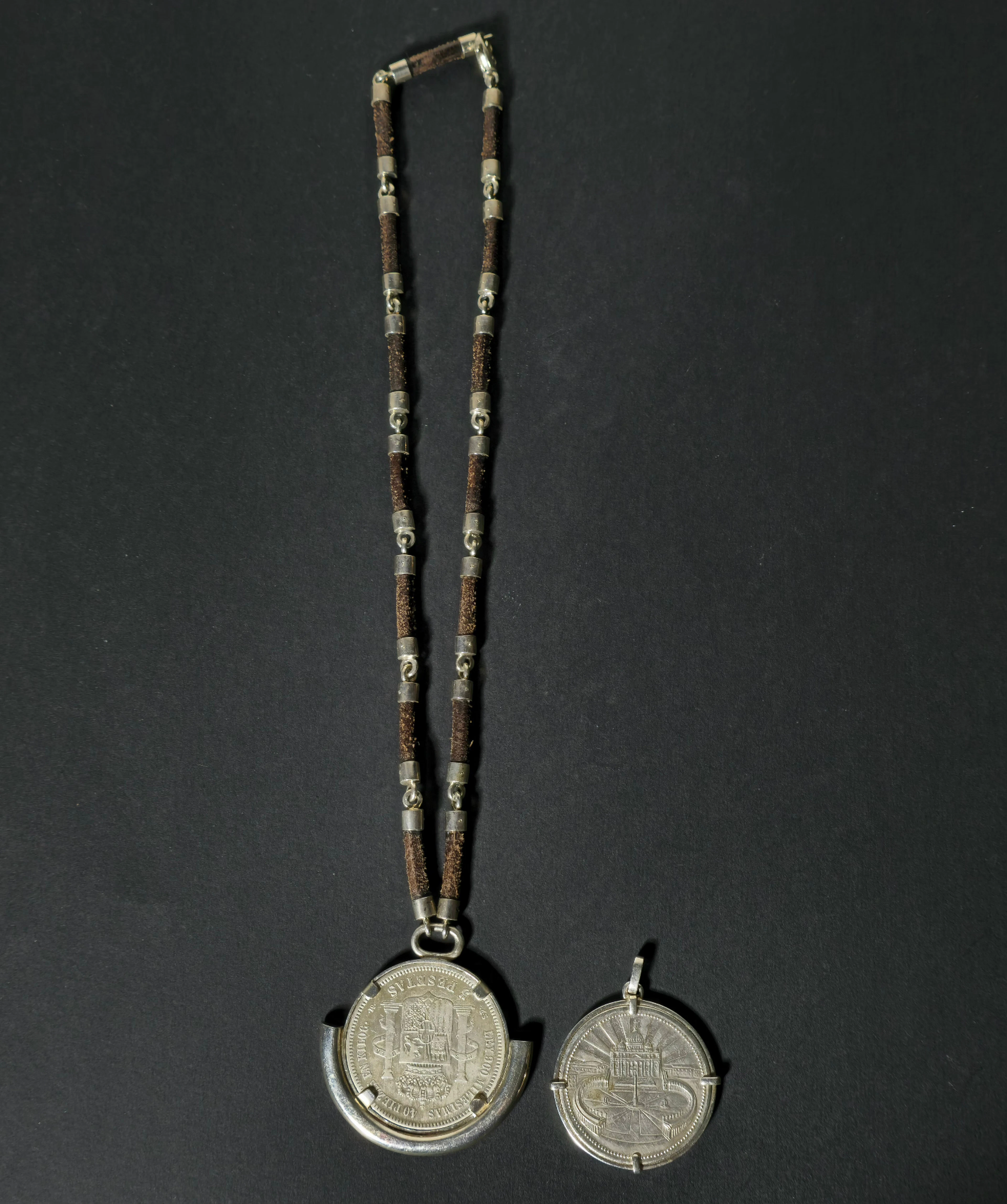 COLLAR CON DOS COLGANTES MONEDA DE PLATA.