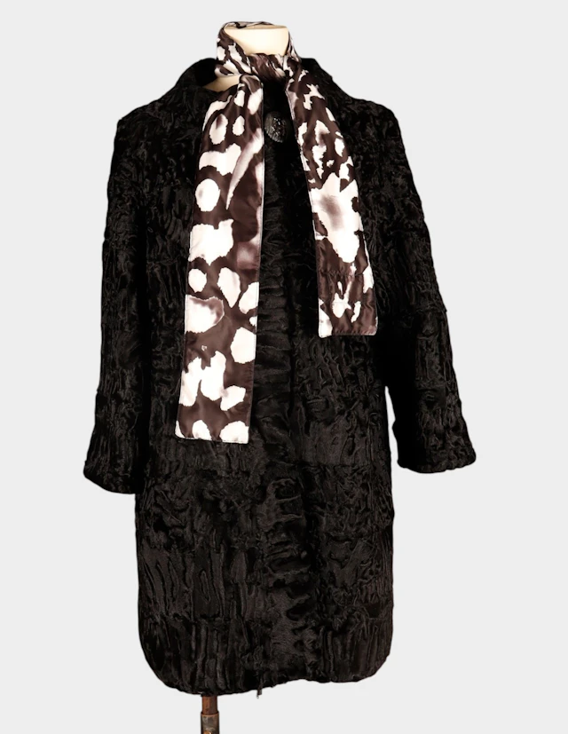 Chaquetón largo en astracán negro con fulard a juego.
