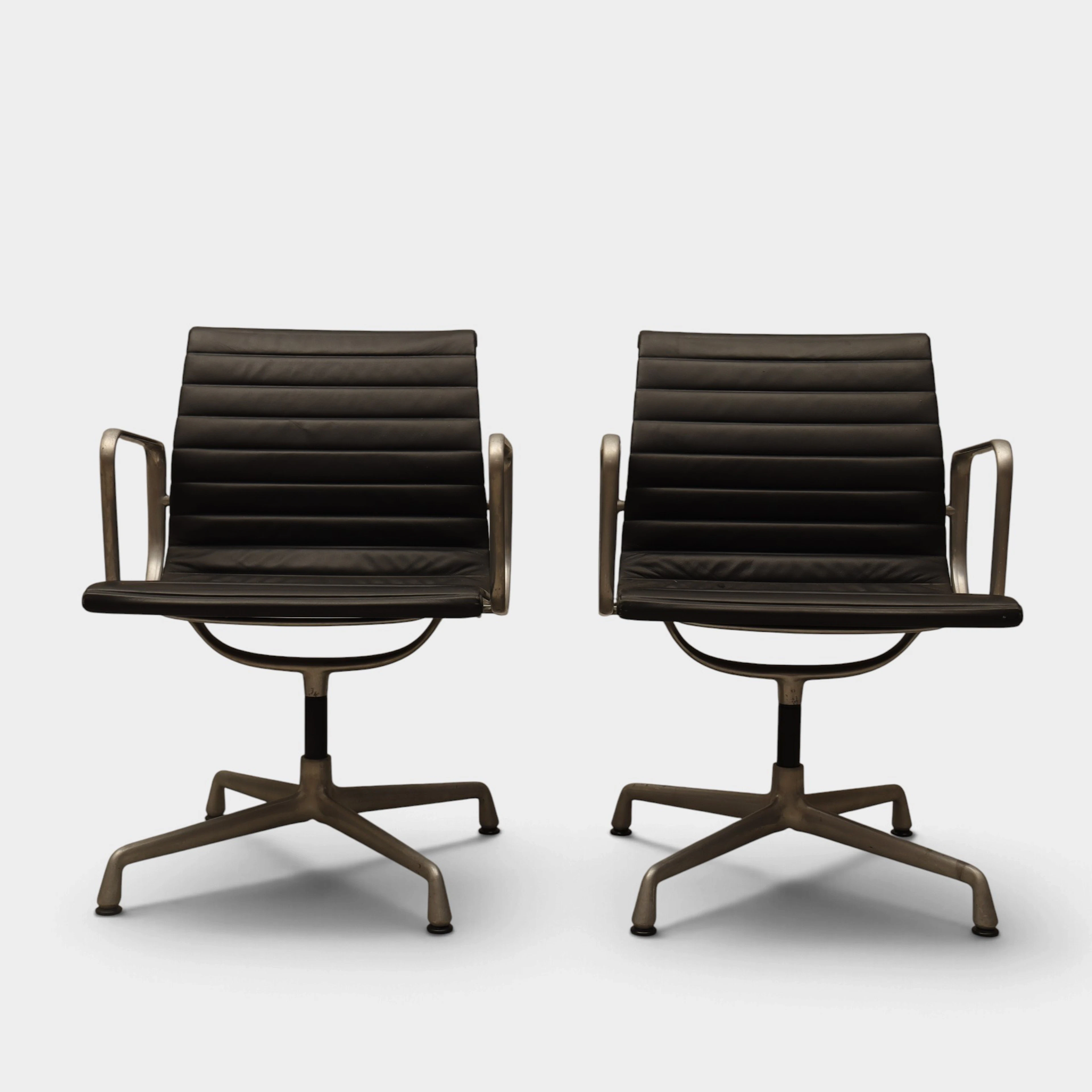 RAY & CHARLES EAMES (1912 - 1988)(1907-1978). Pareja de sillas de