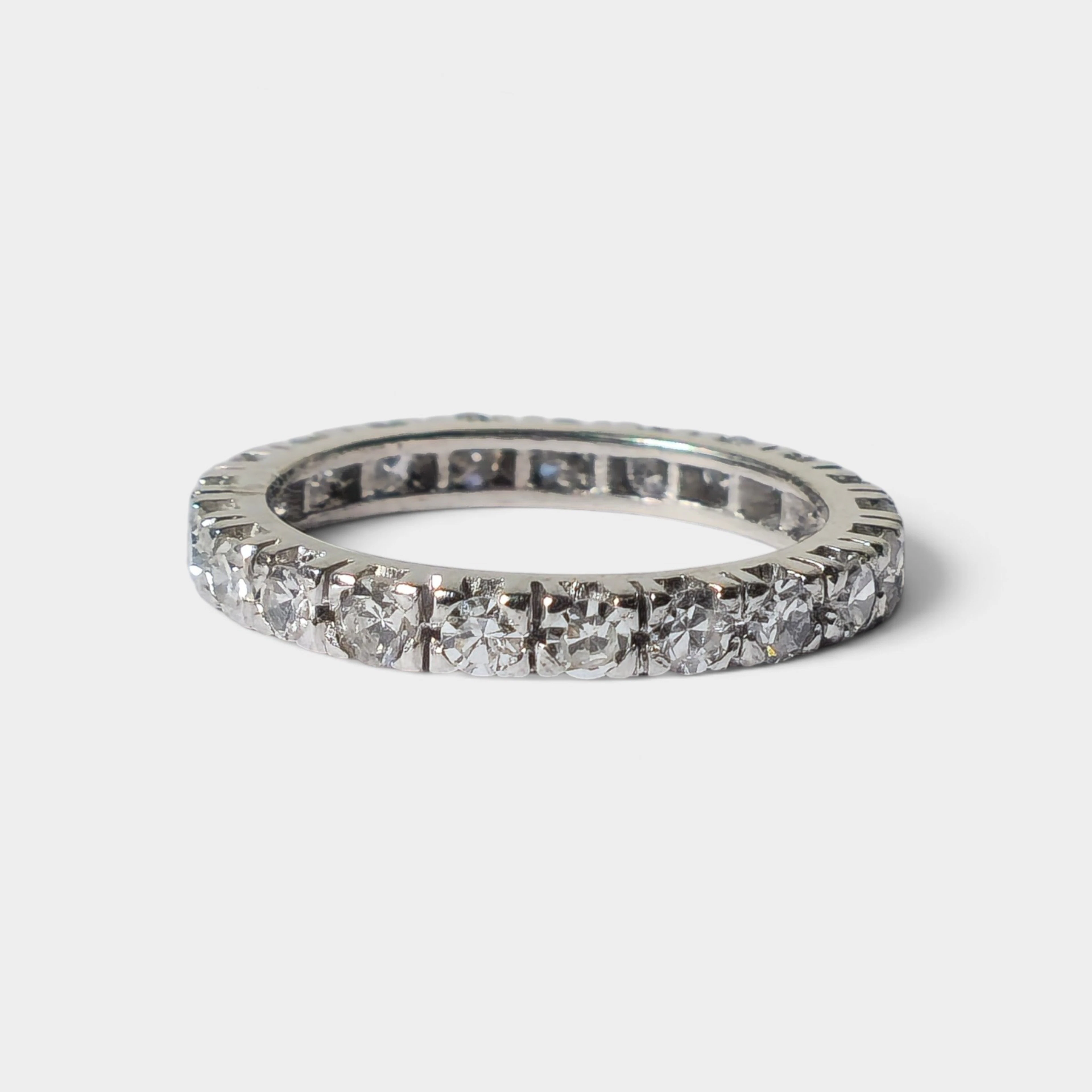 Alianza en oro blanco y diamantes.