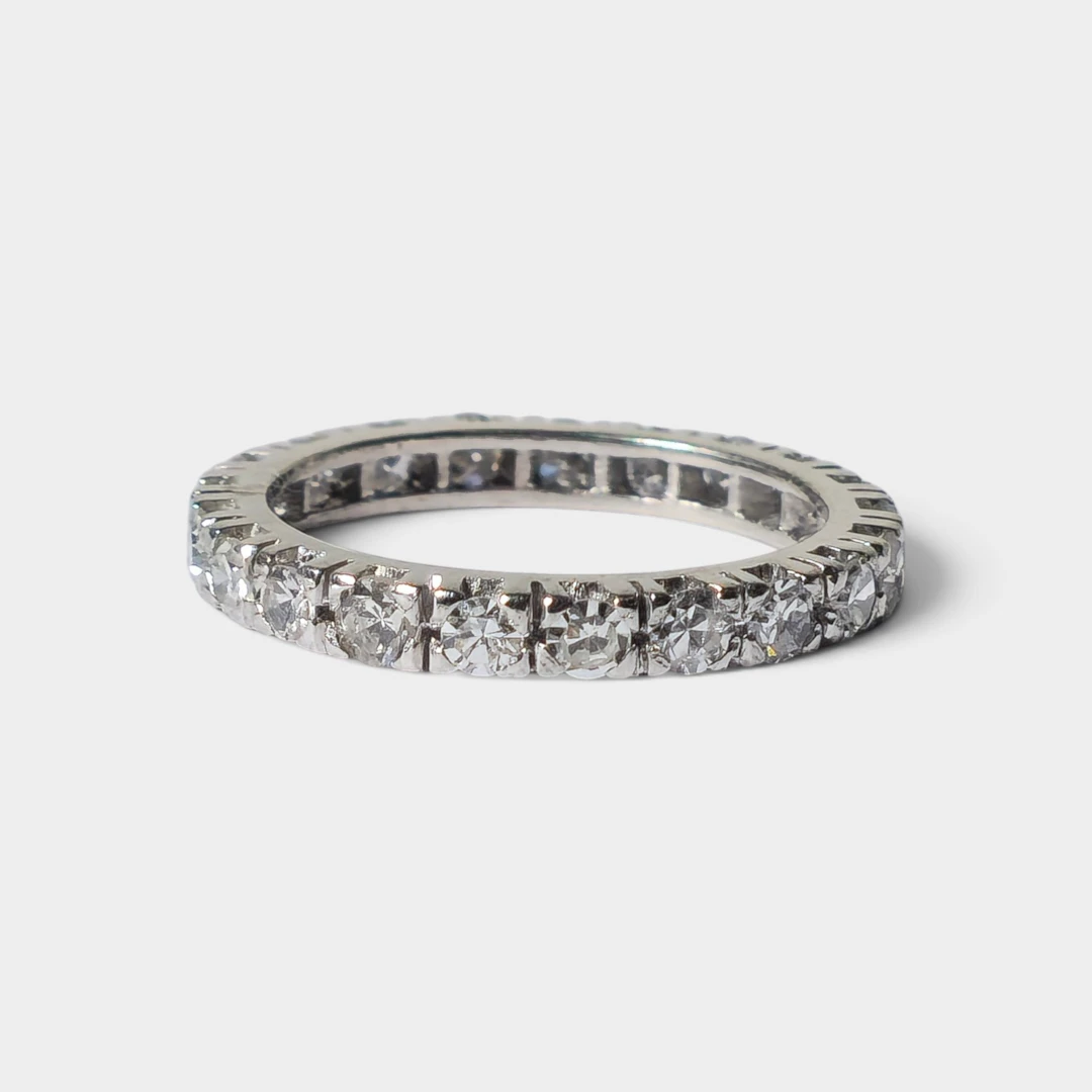 Alianza en oro blanco y diamantes.