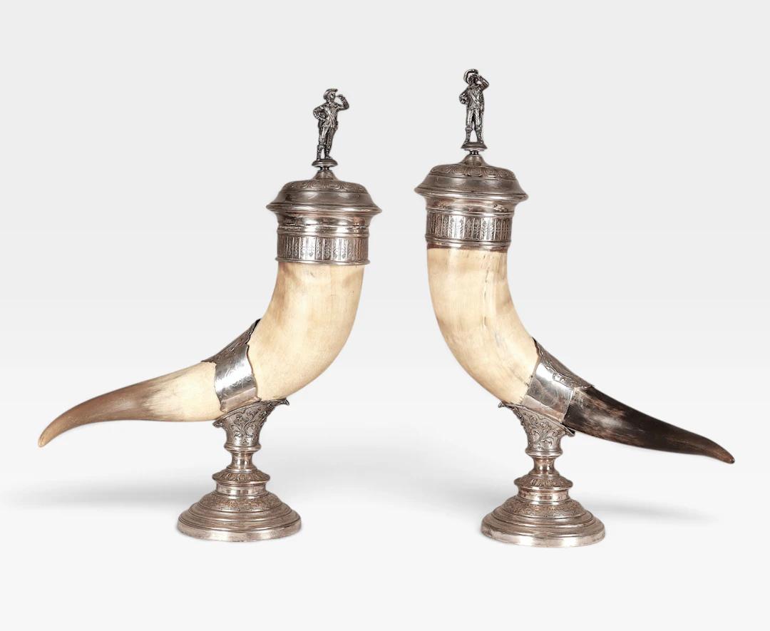 Pareja de copas ornamentales en asta y metal plateado de estilo historicista