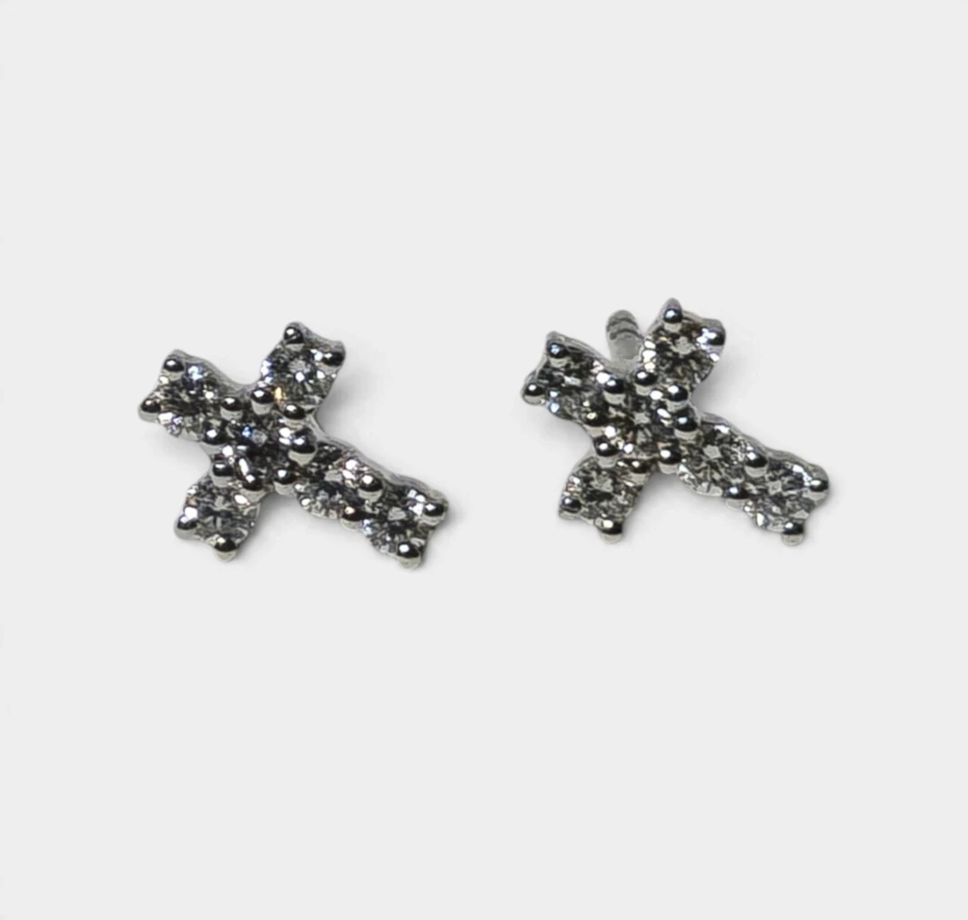 Pendientes cruz en oro blanco y diamantes.