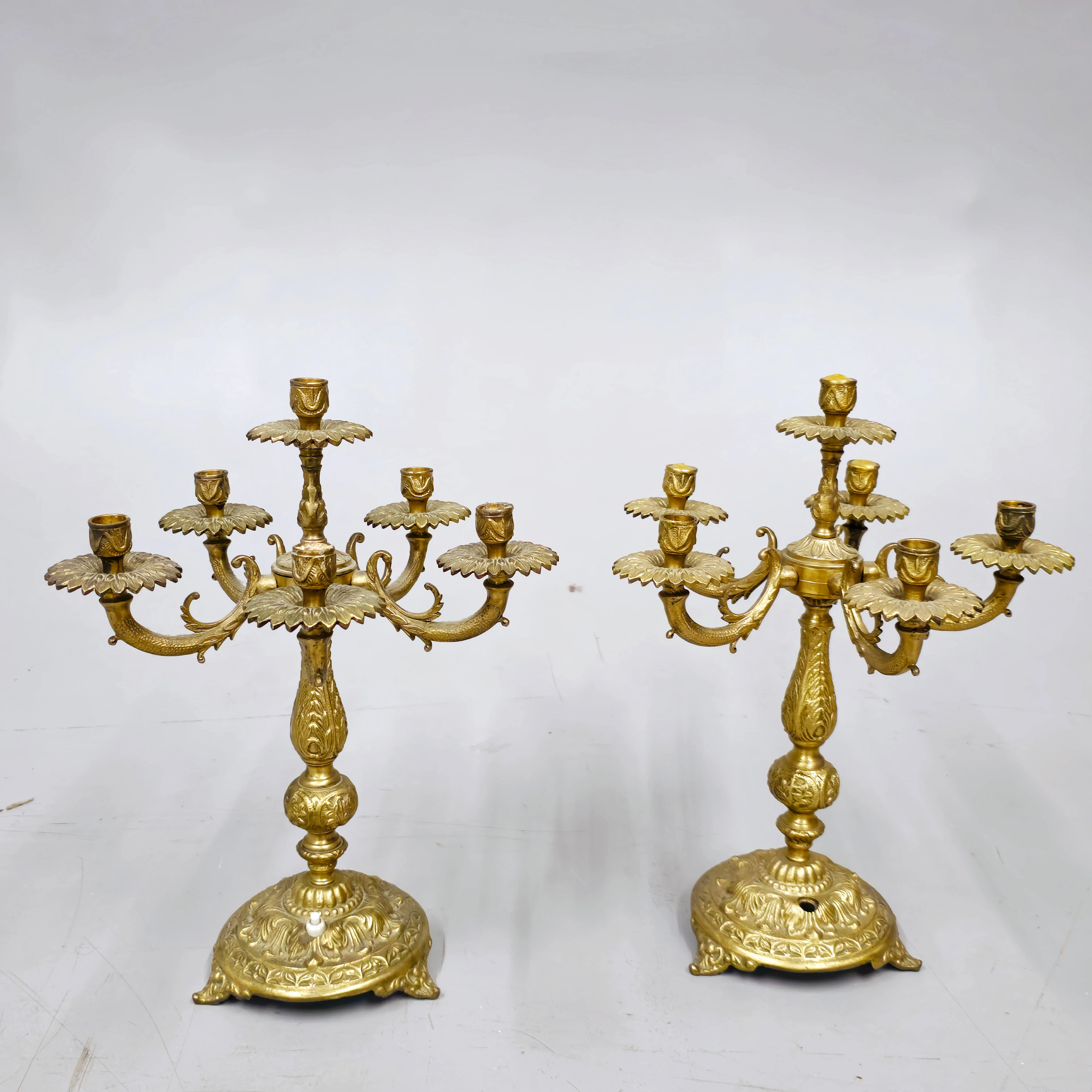PAREJA DE CANDELABROS DE 5 LUCES EN BRONCE SIGLO XX.