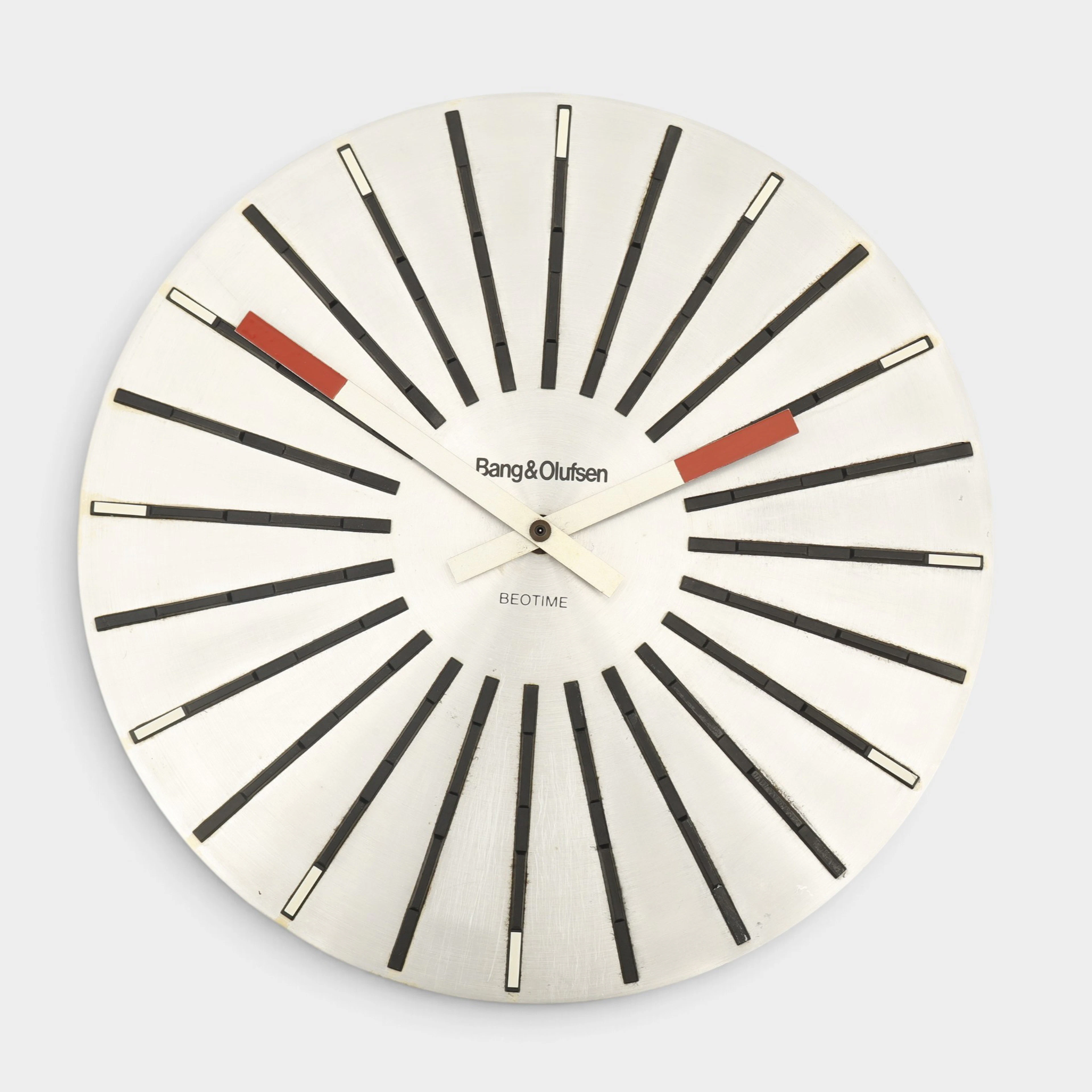 BANG & OLUFSEN BEOTIME RELOJ DE PARED.