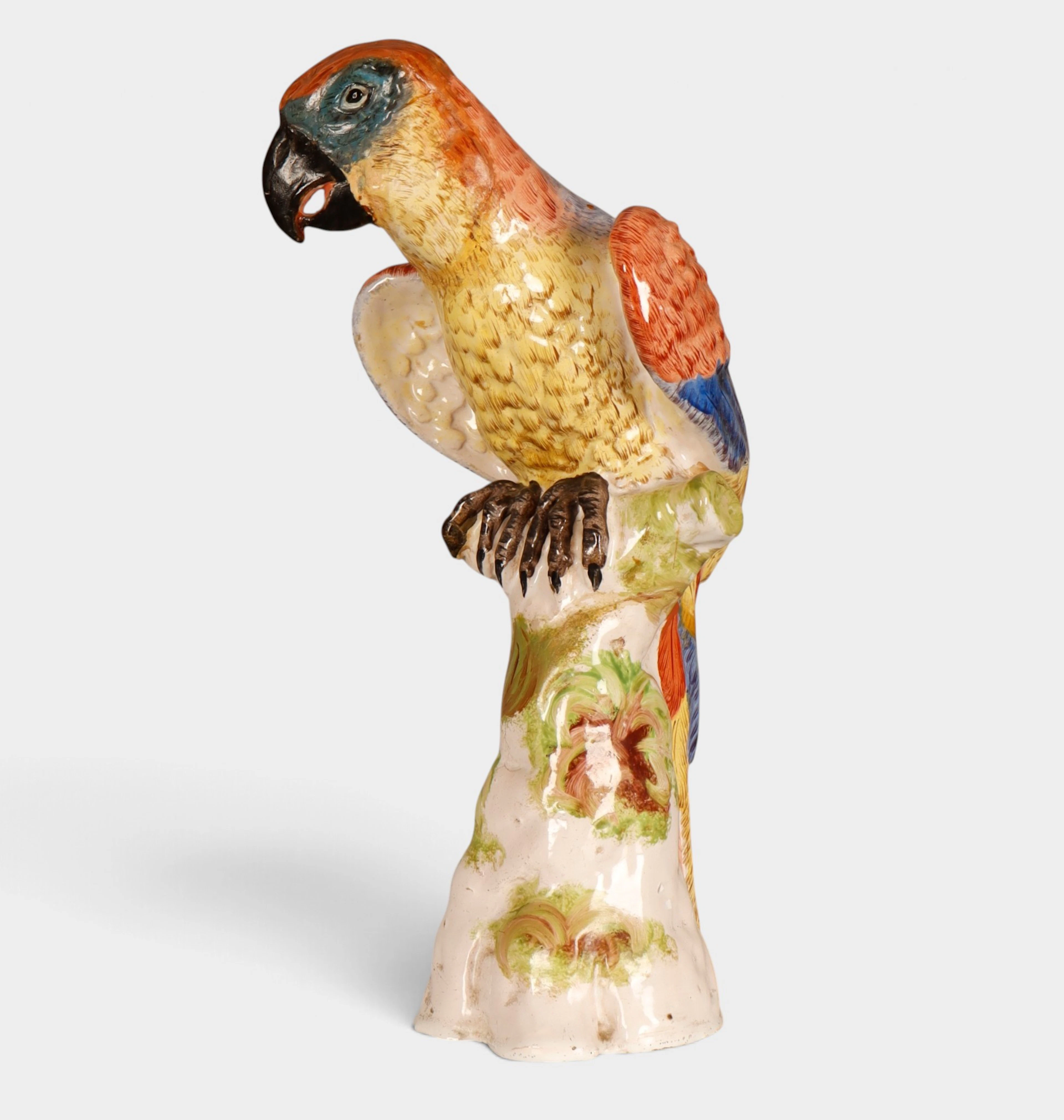Loro en cerámica esmaltada según modelos de Meissen, de mediados del siglo XX.