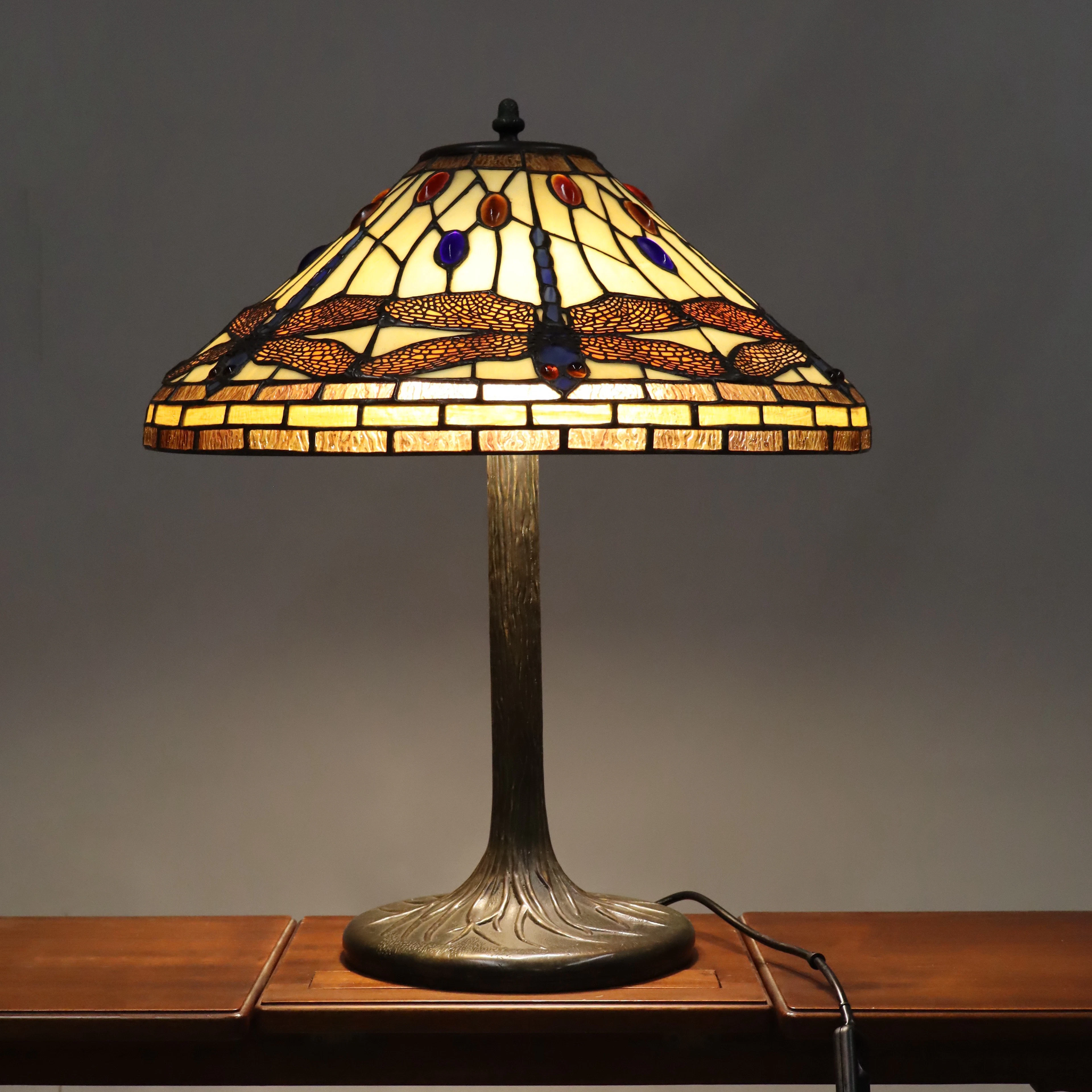 TIFFANY STUDIOS. RÉPLICA. Lámpara modelo "Dragonfly".