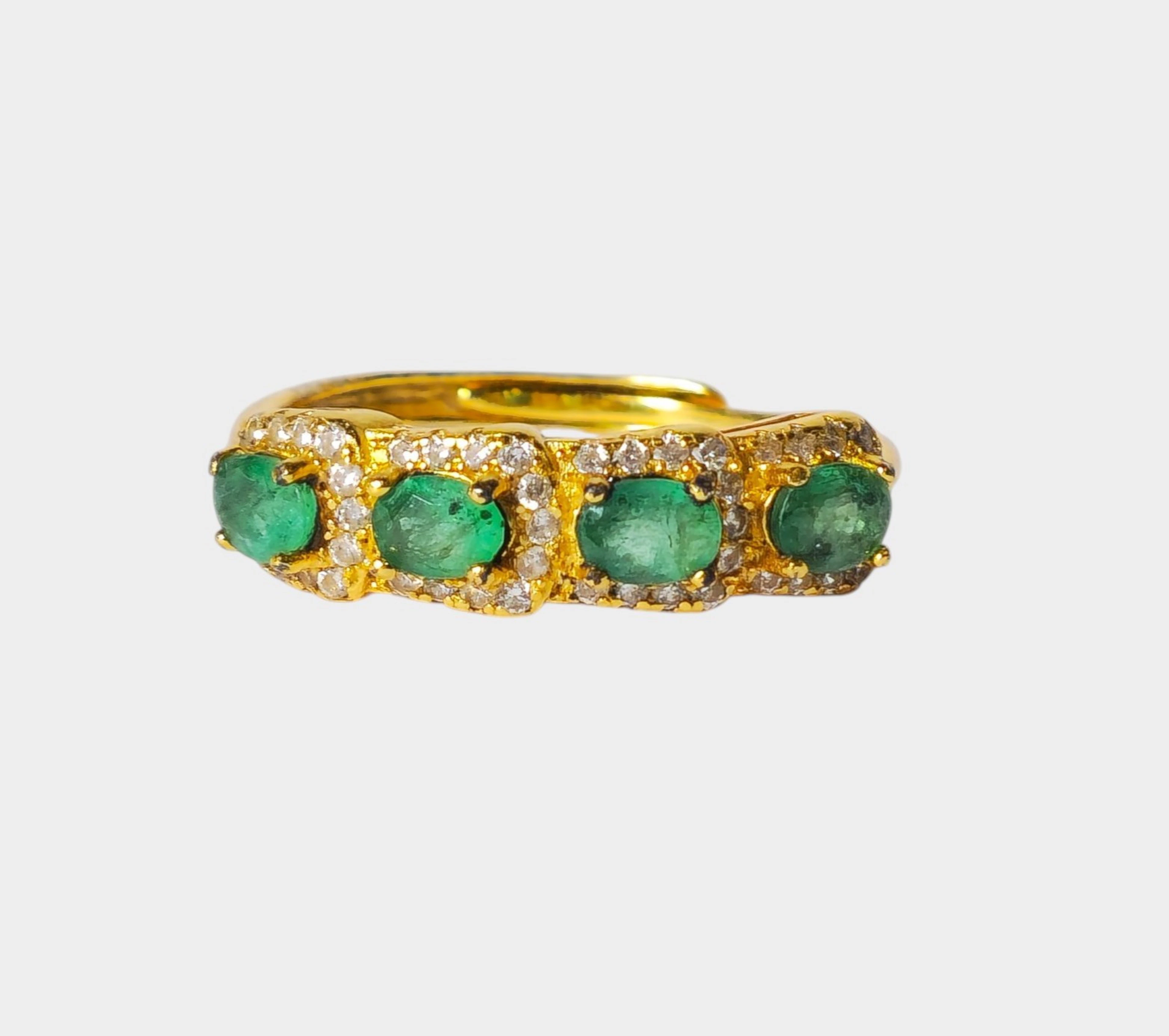 Anillo en plata con baño de oro y esmeraldas de Brasil.