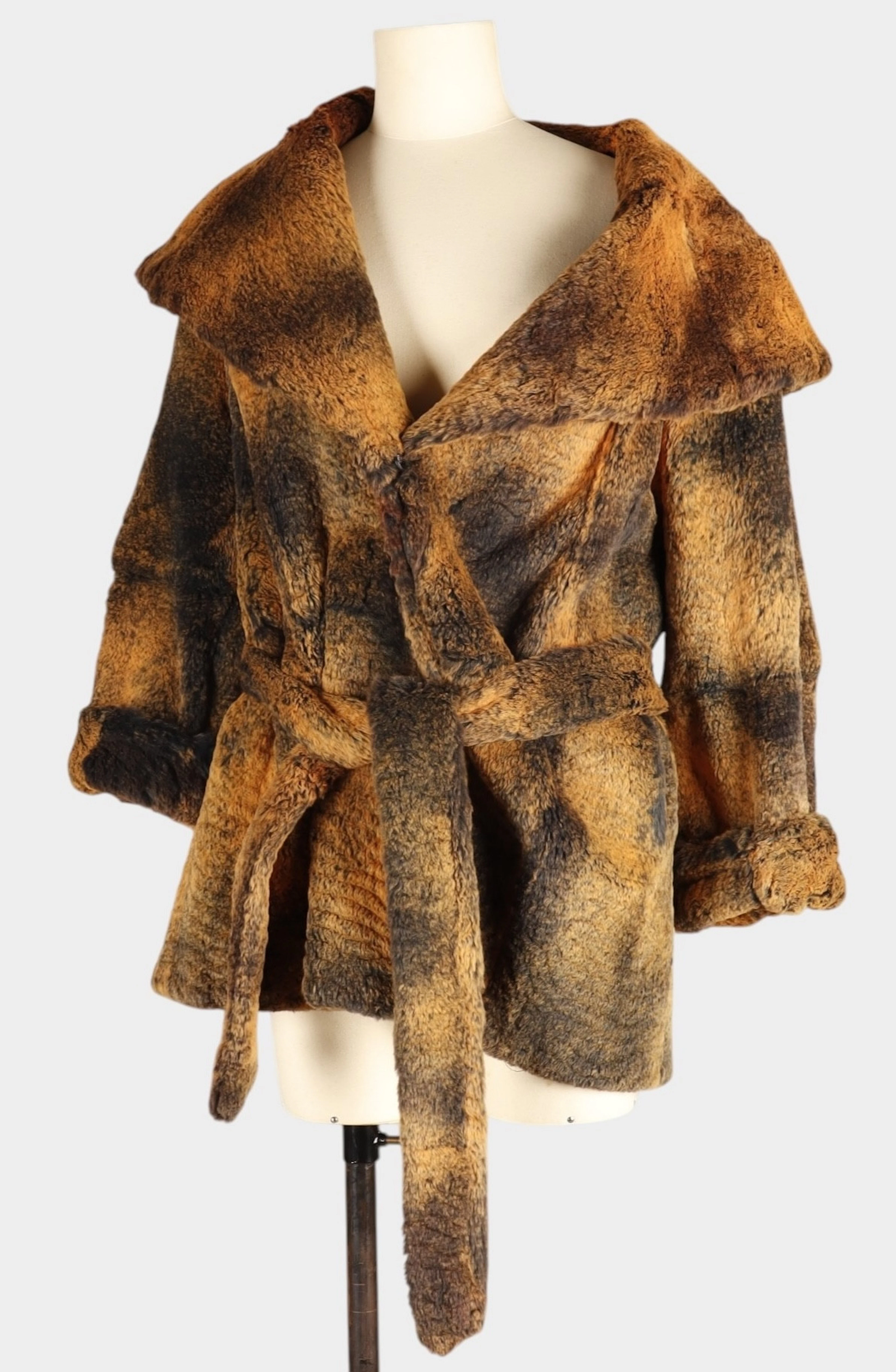 Chaqueta en piel de rabbit, gorro y bolso a juego.