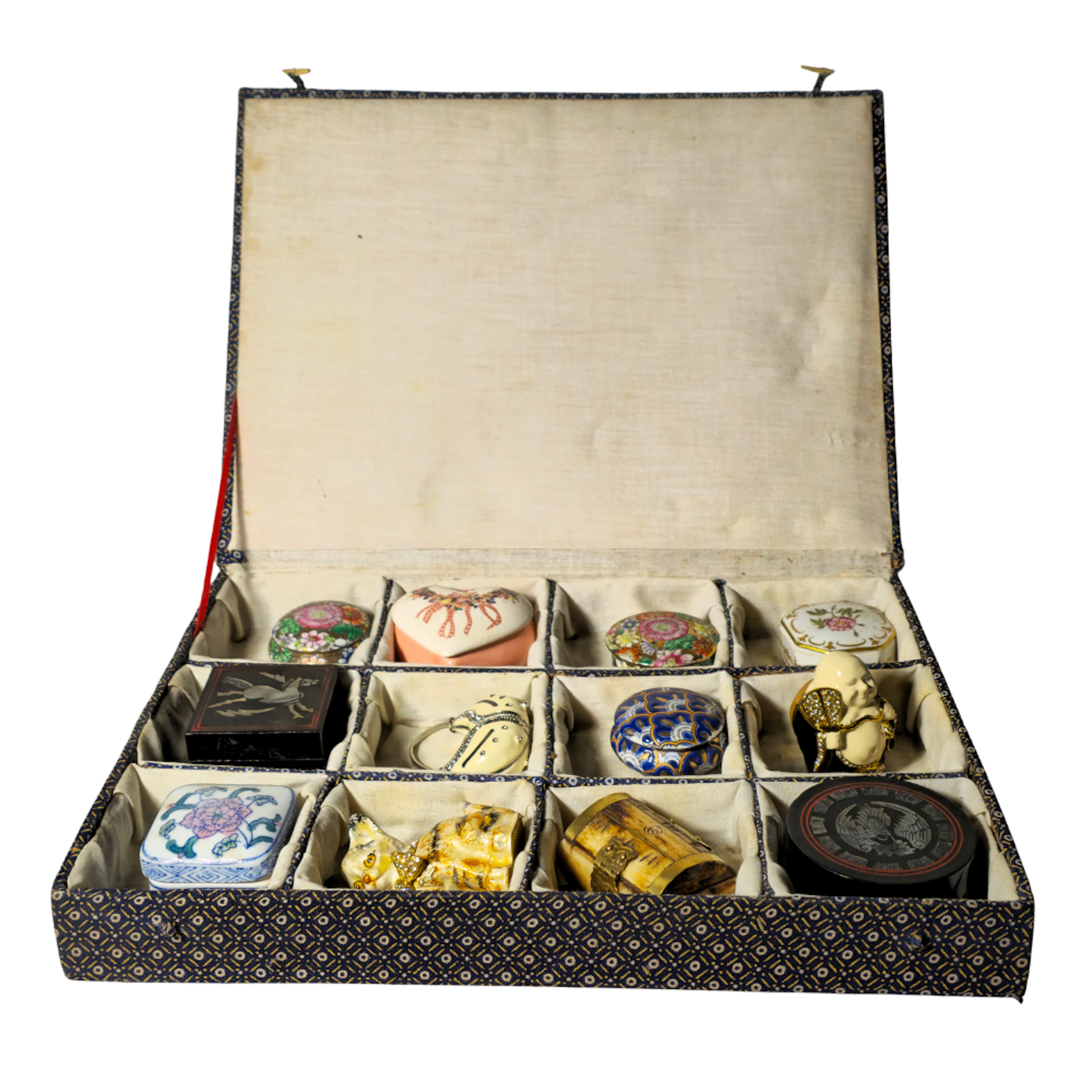 COLECCIÓN DE PASTILLEROS/CAJAS EN PORCELANA ESMALTADA.