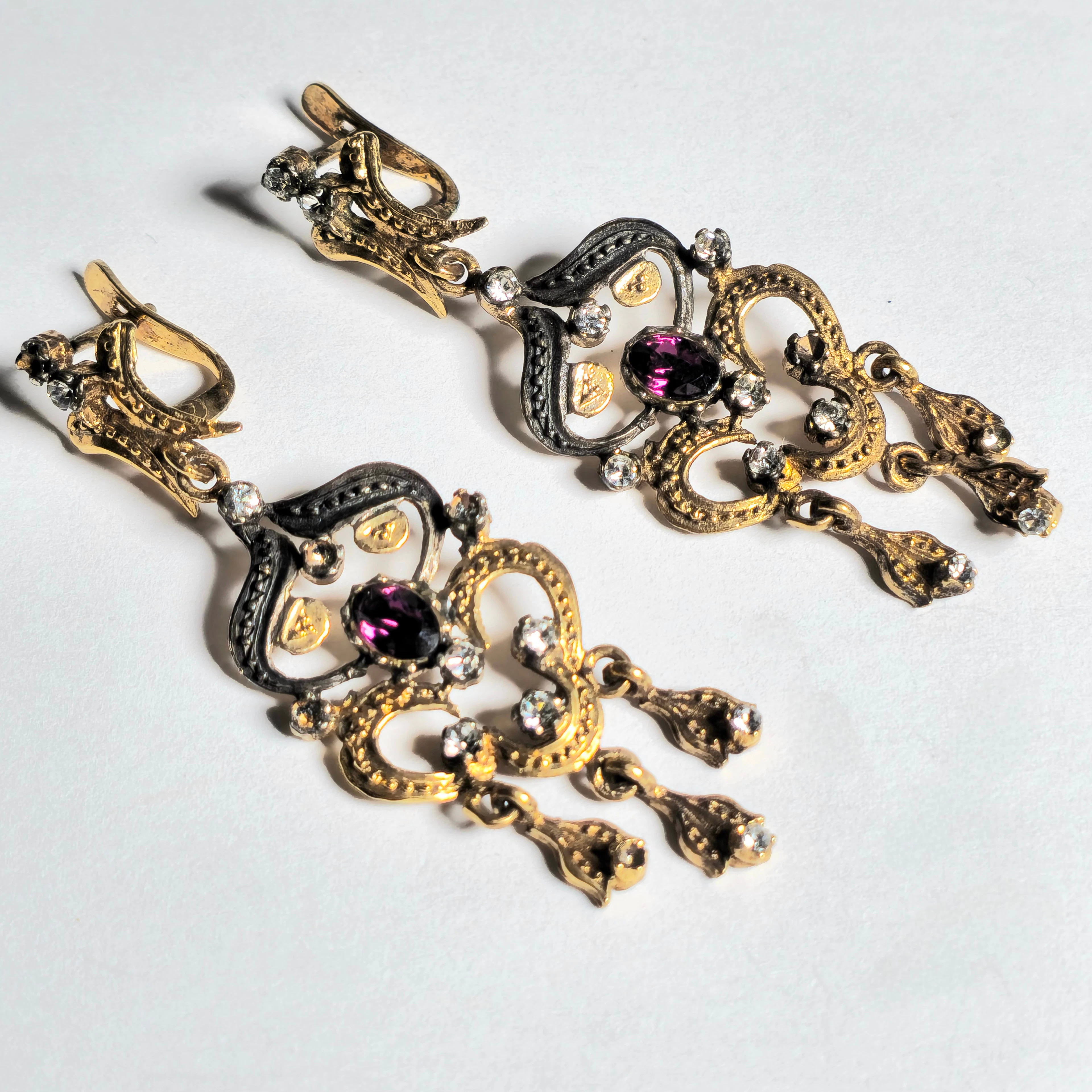 PENDIENTES MOVILES ESTILO MODERNISTA EN PLATA CON VISTAS EN ORO, AMATISTA