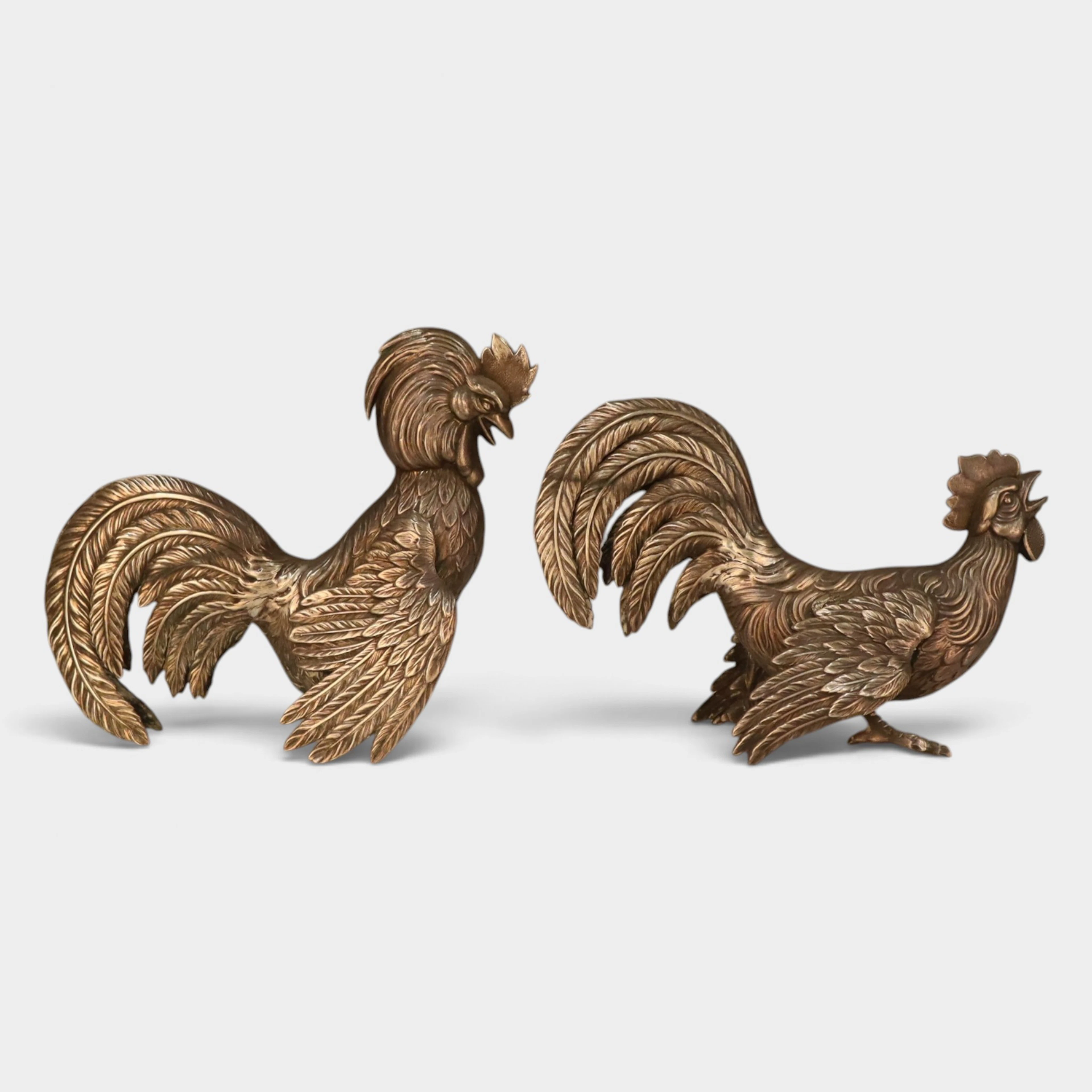 Pareja de gallos en plata.
