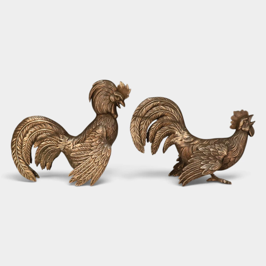 Pareja de gallos en plata.
