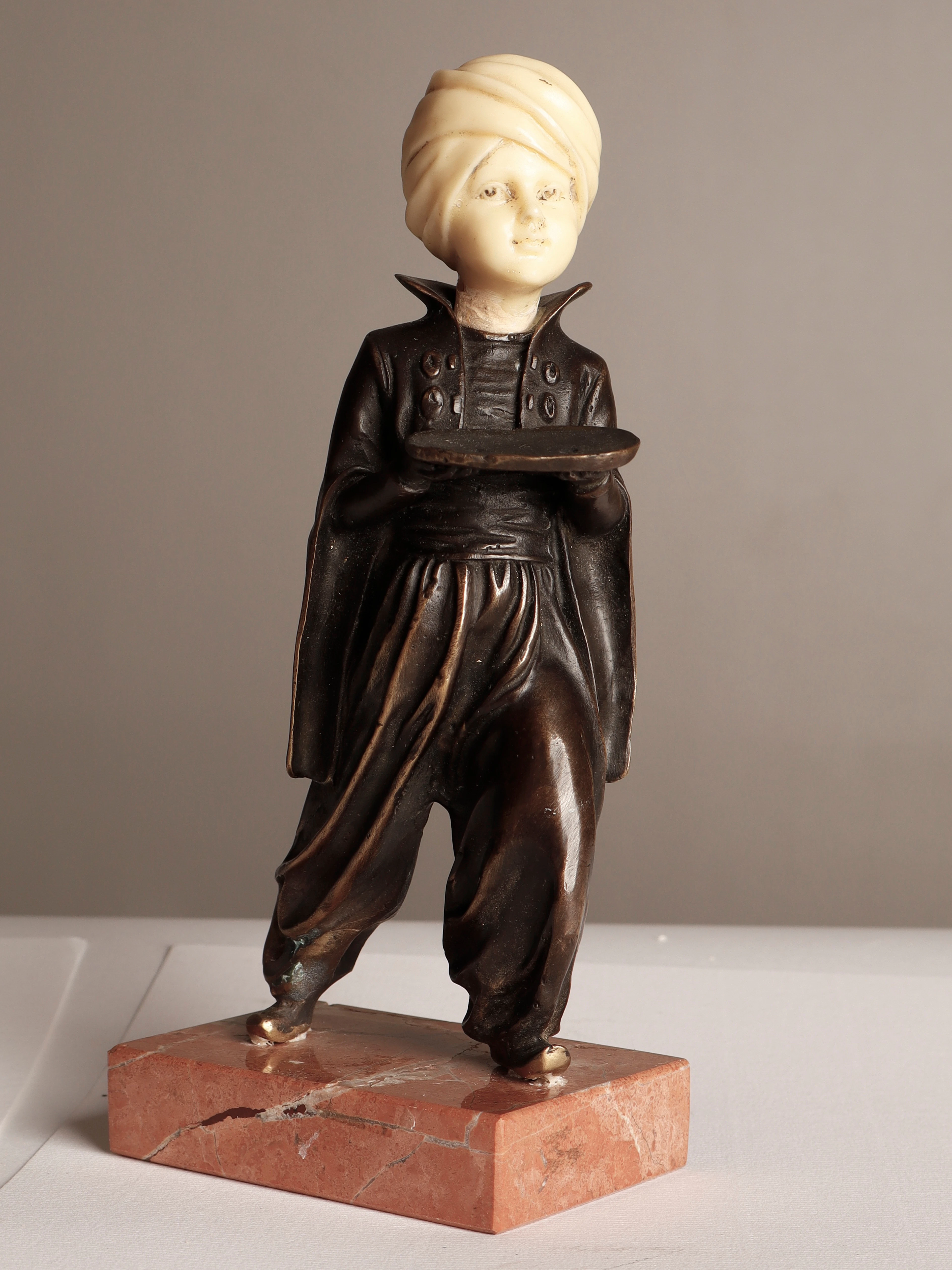 Servidor árabe en bronce.