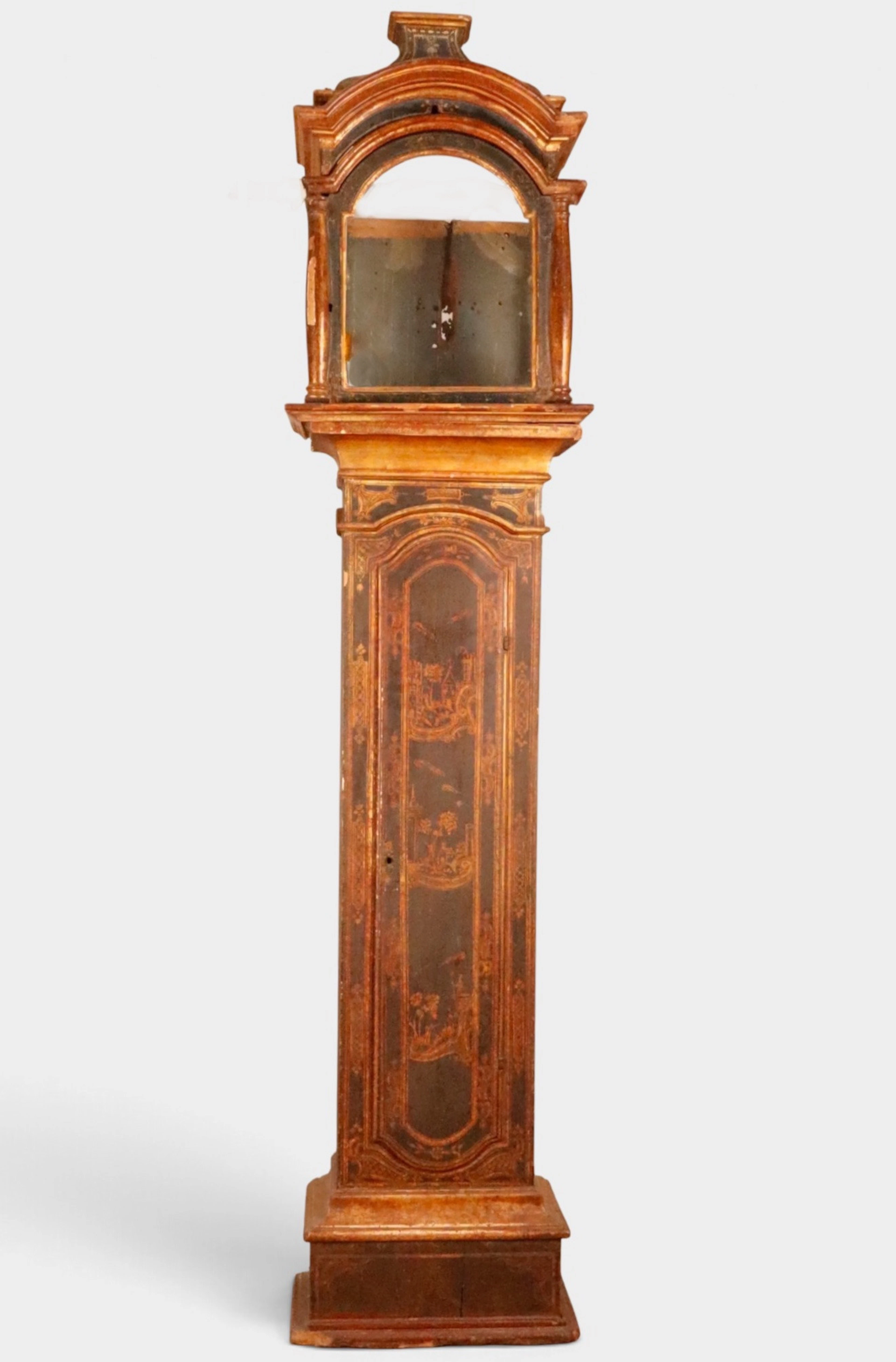 Caja de reloj de pie en madera pintada y dorada con chinerías, probablemente