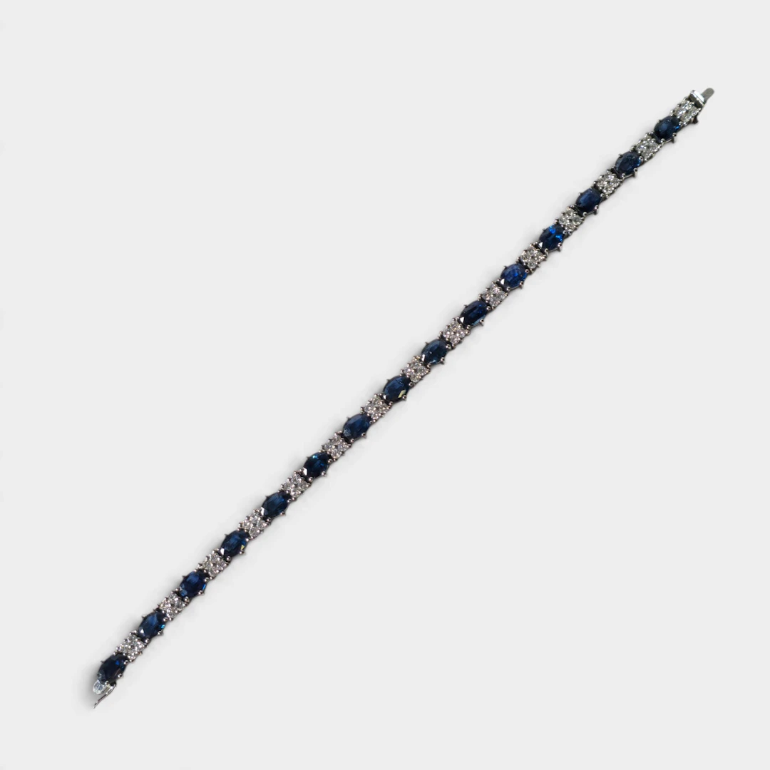 Pulsera en oro blanco de 18 quilates, zafiros y diamantes. Siglo XX.