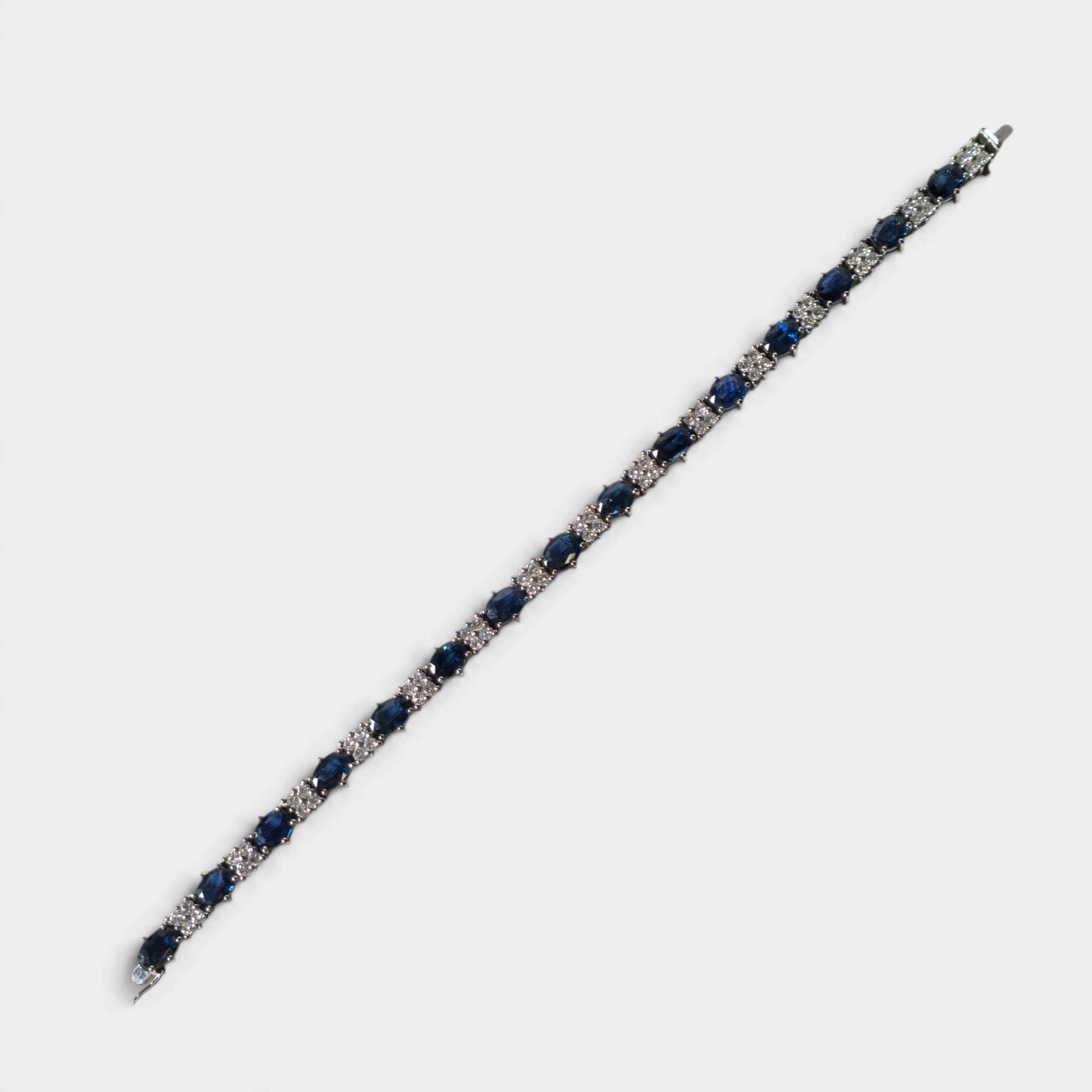 Pulsera en oro blanco de 18 quilates, zafiros y diamantes. Siglo XX.