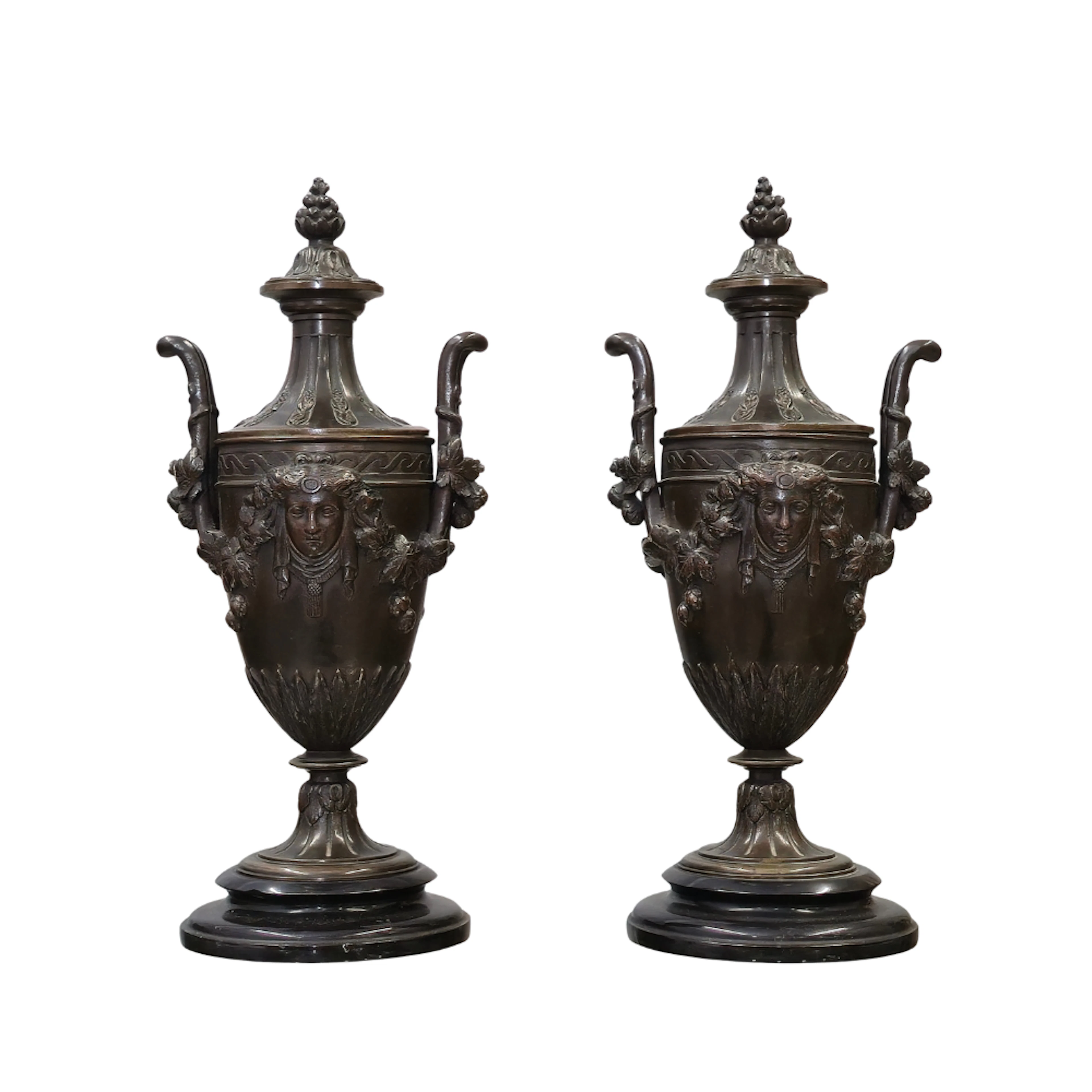 Pareja de jarrones de estilo Grand Tour en bronce.